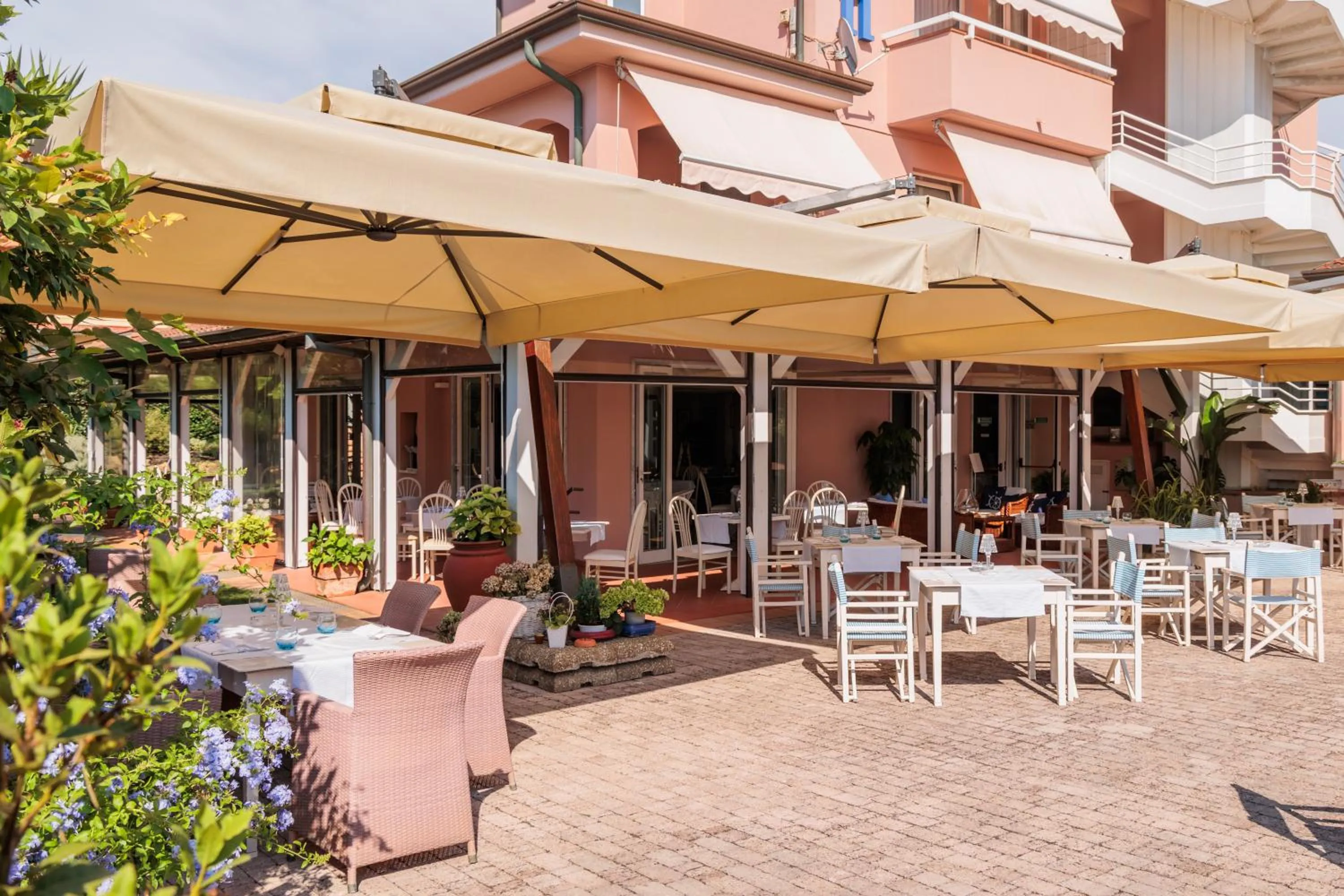 Restaurant/places to eat in Hotel Eden