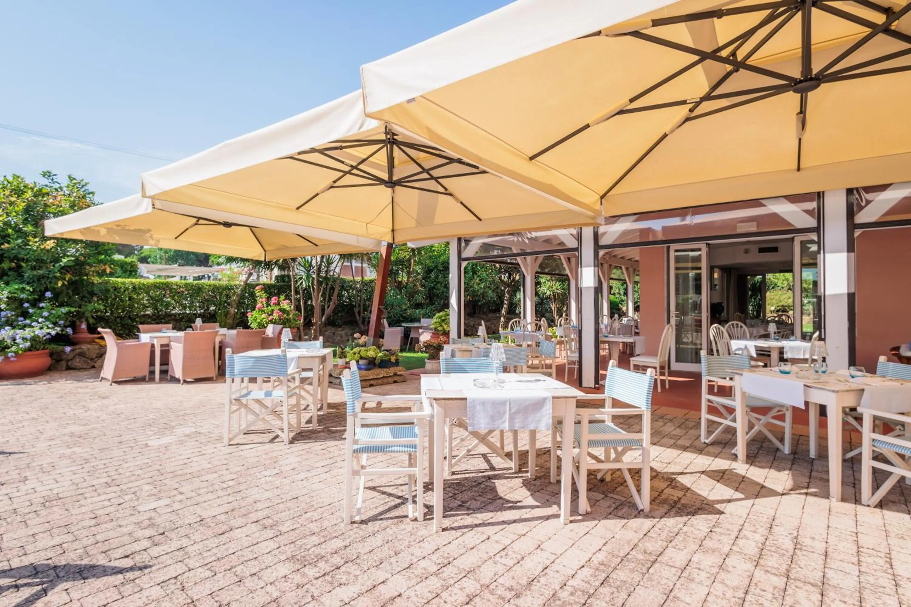 Restaurant/places to eat in Hotel Eden