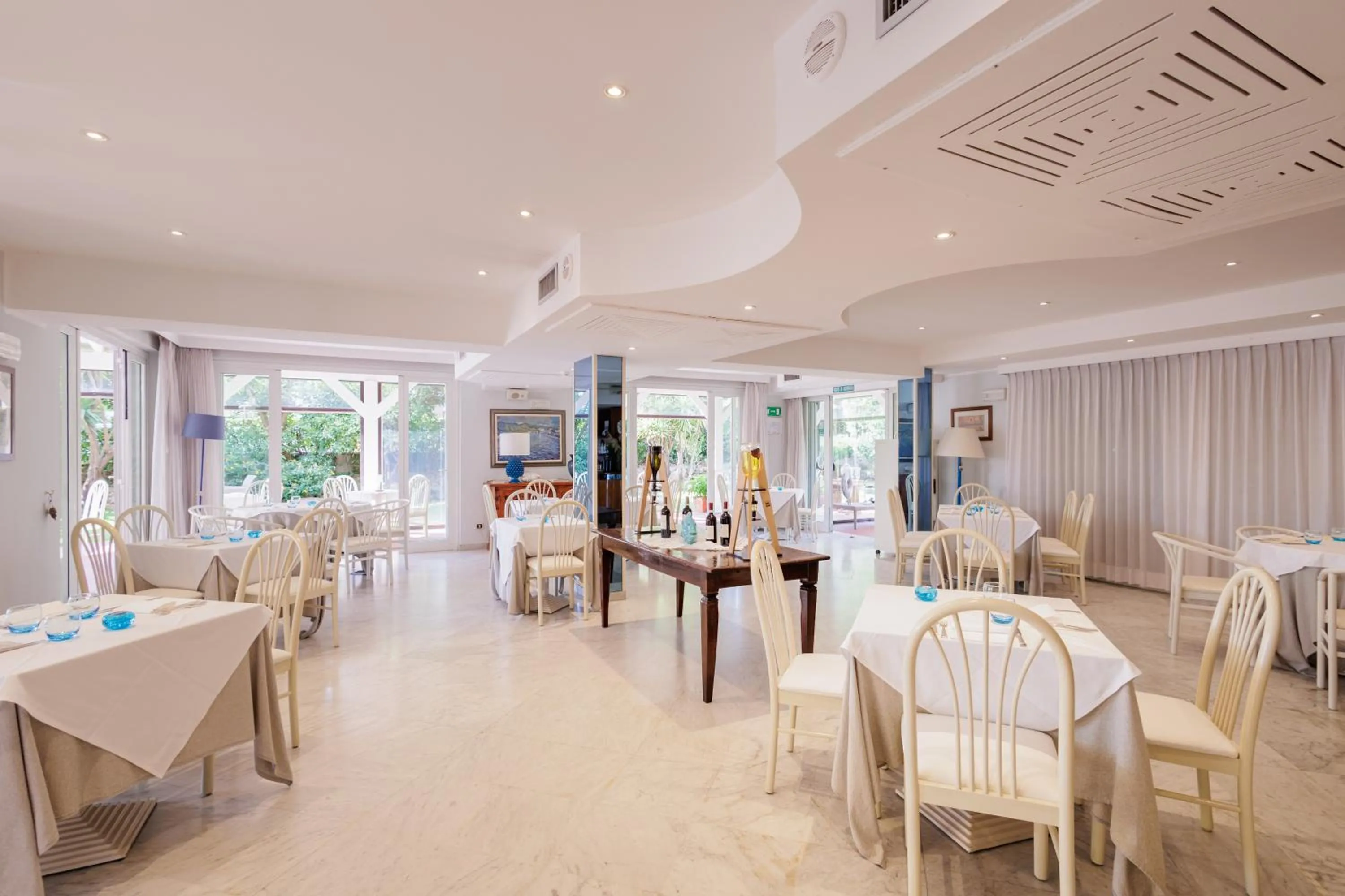 Restaurant/places to eat in Hotel Eden