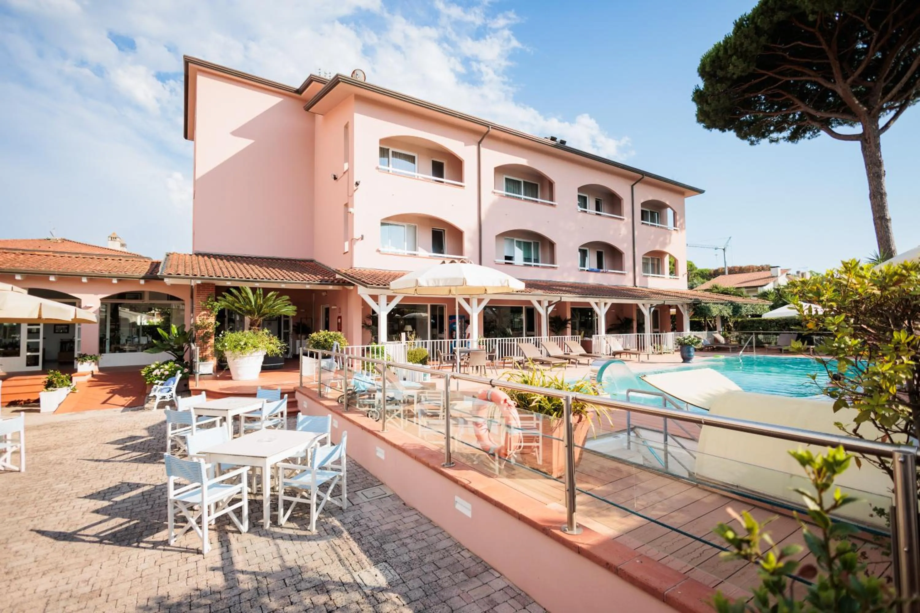 Swimming pool in Hotel Eden