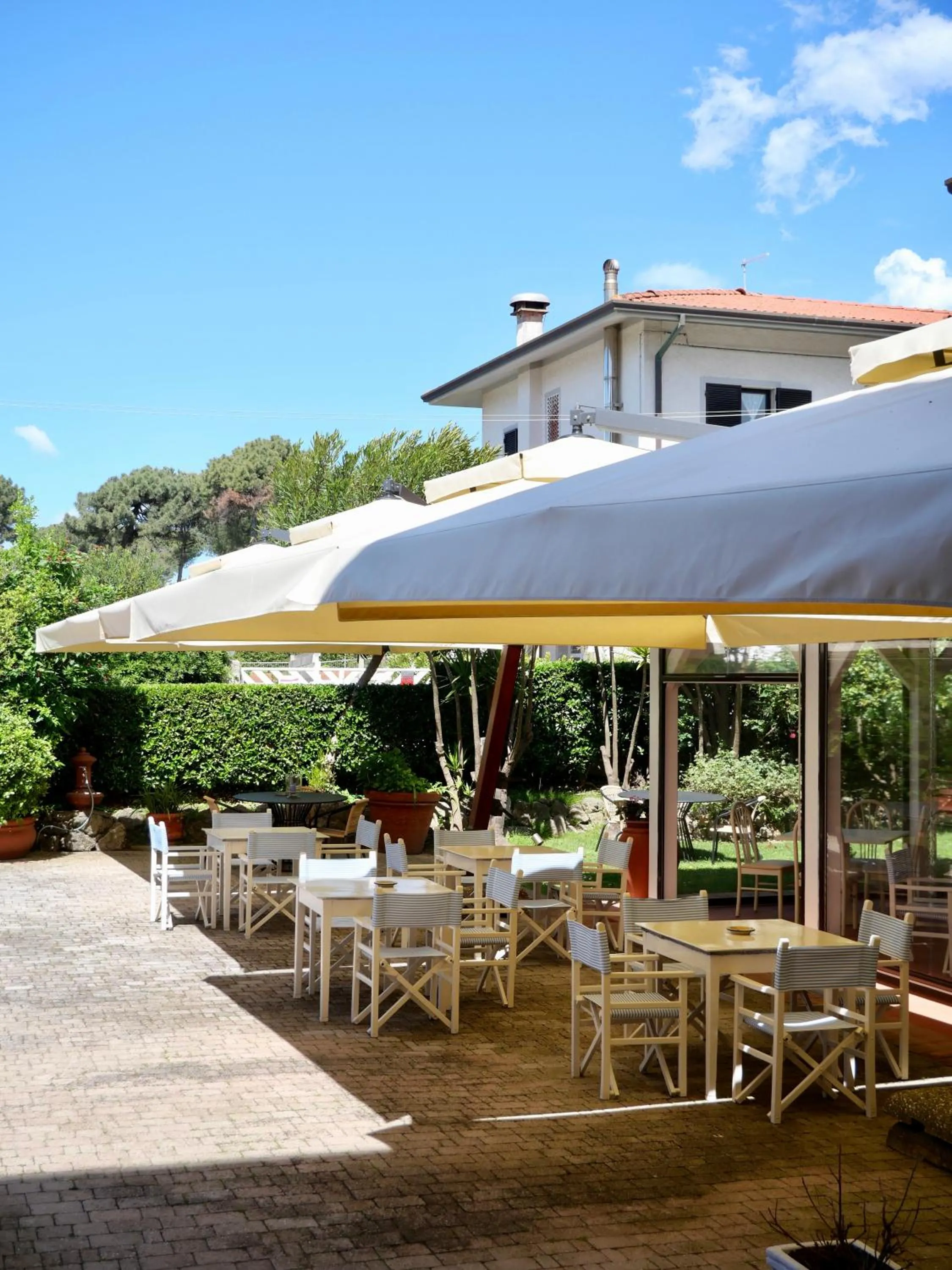 Restaurant/places to eat in Hotel Eden