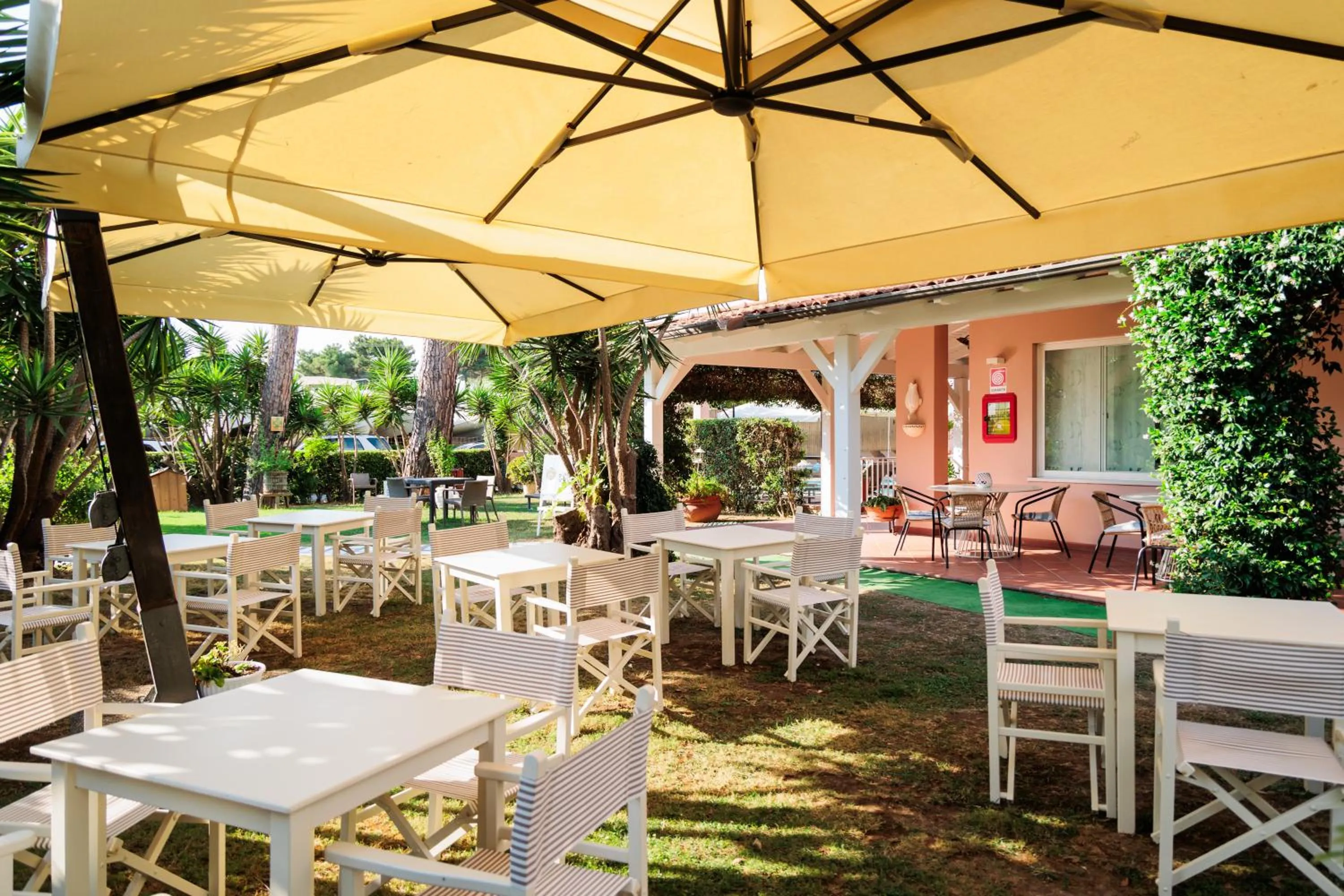 Restaurant/places to eat in Hotel Eden