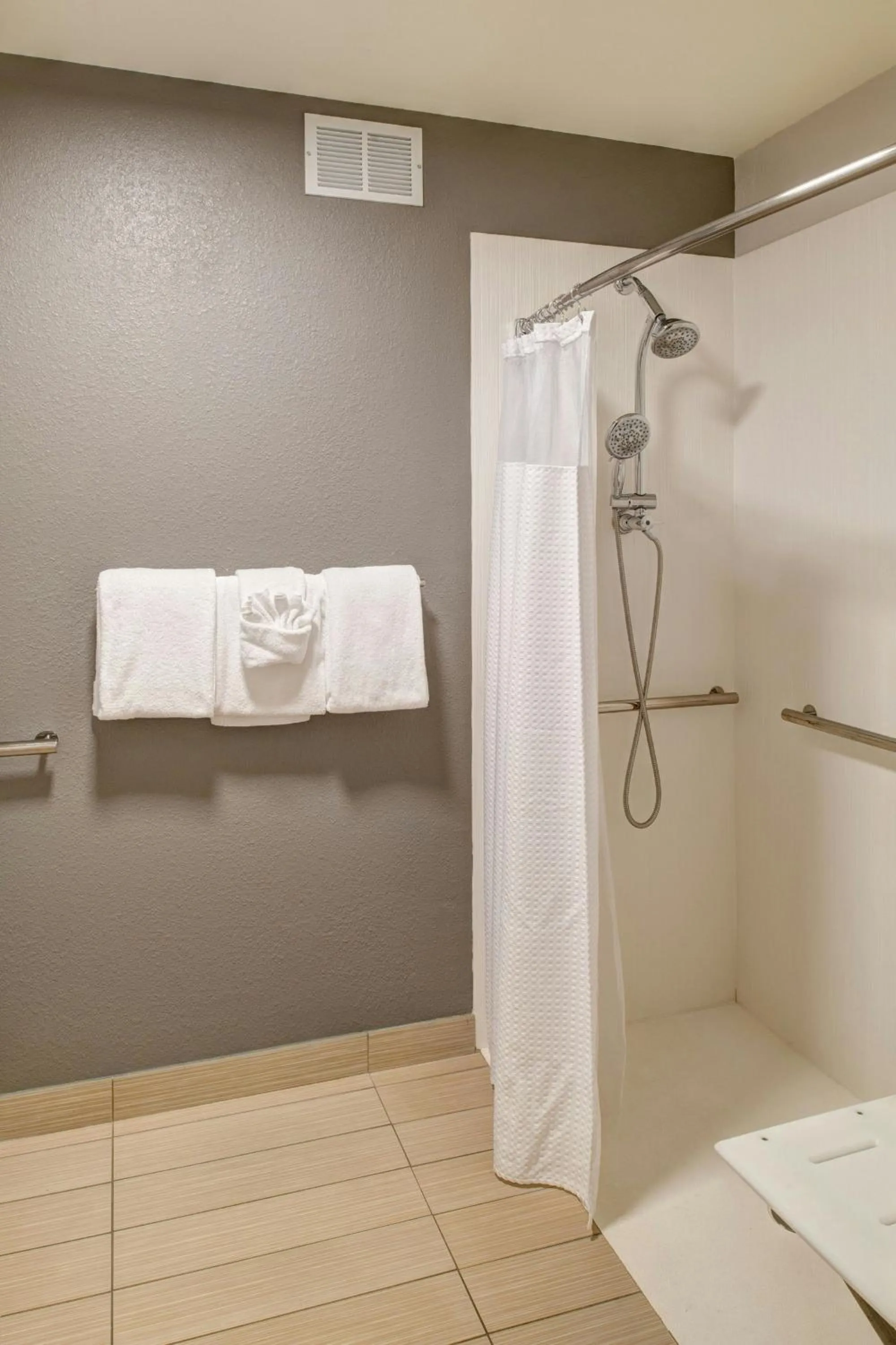 Bathroom in Courtyard by Marriott Columbia Northeast/Fort Jackson Area