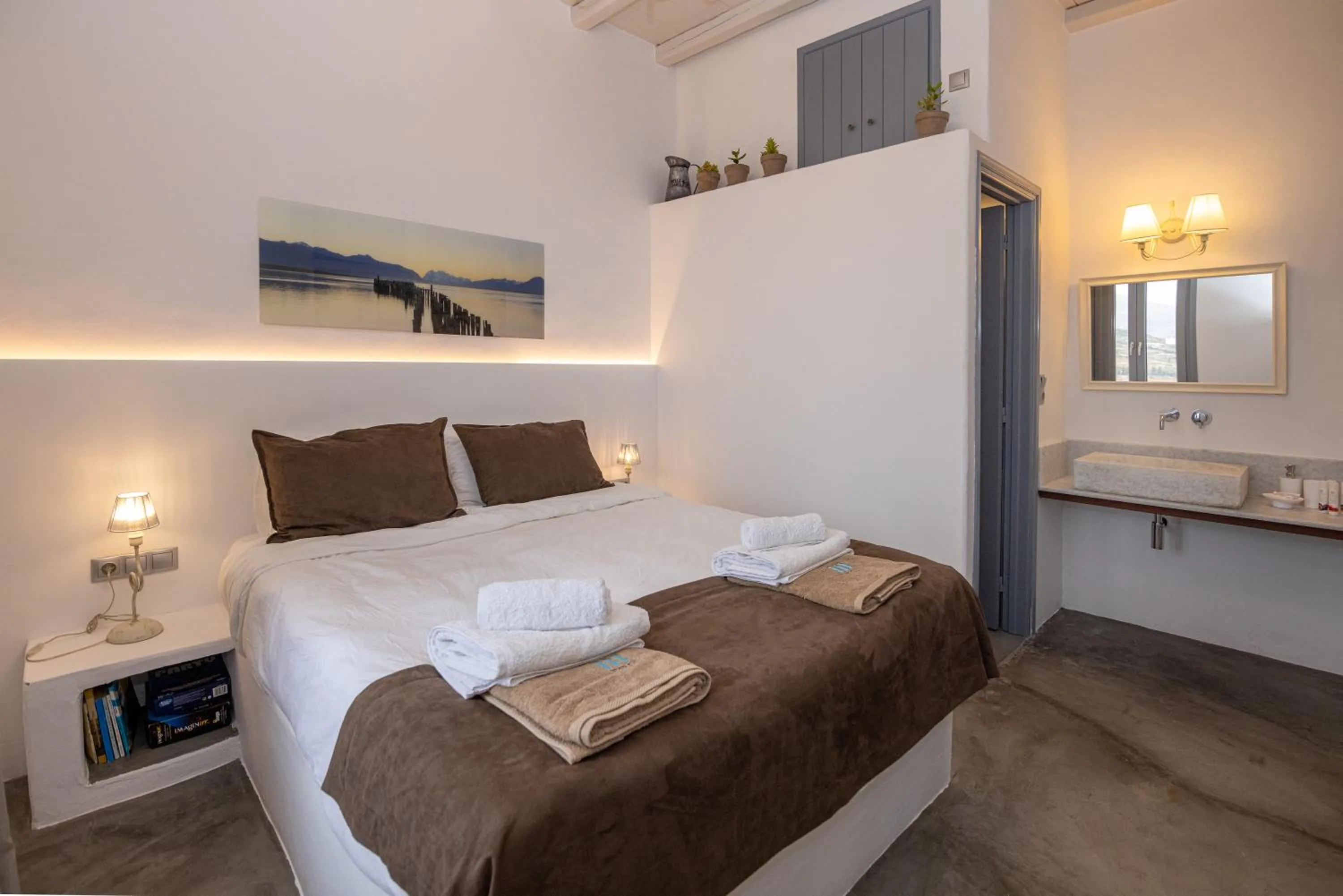 Bed in Kapsalos Villas