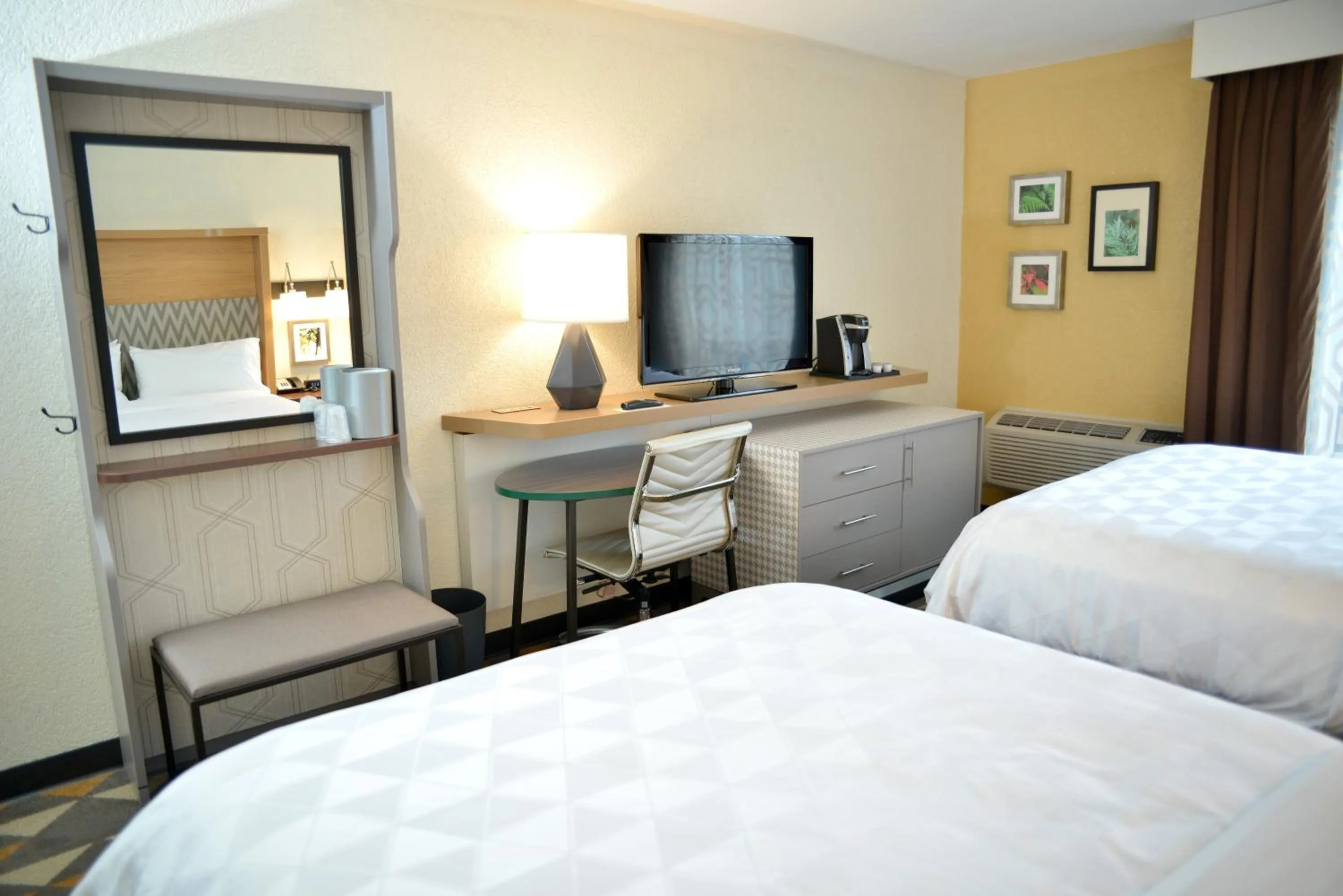 Photo of the whole room, Bed in Holiday Inn Portland- I-5 S Wilsonville by IHG