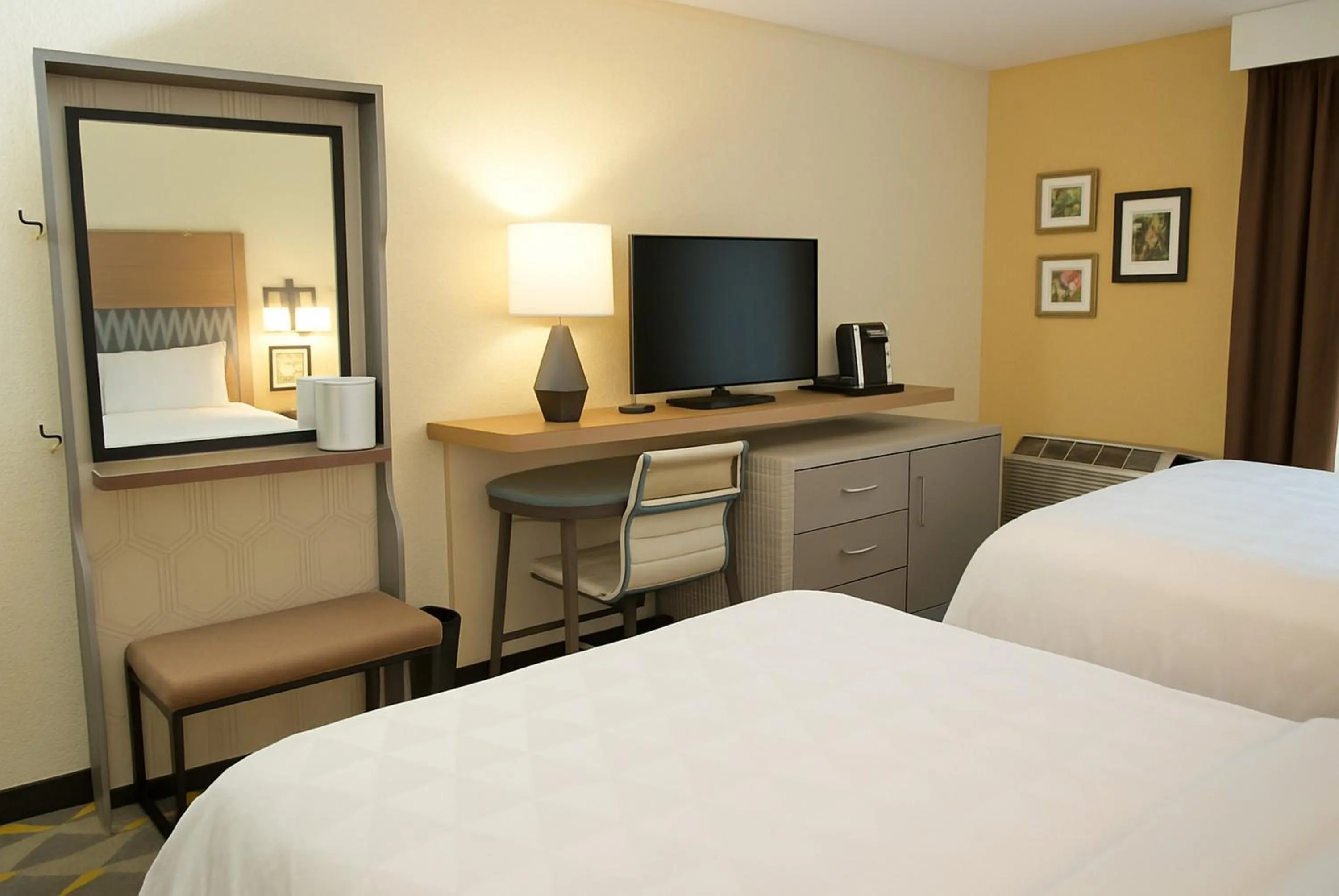 Photo of the whole room, Bed in Holiday Inn Portland- I-5 S Wilsonville by IHG