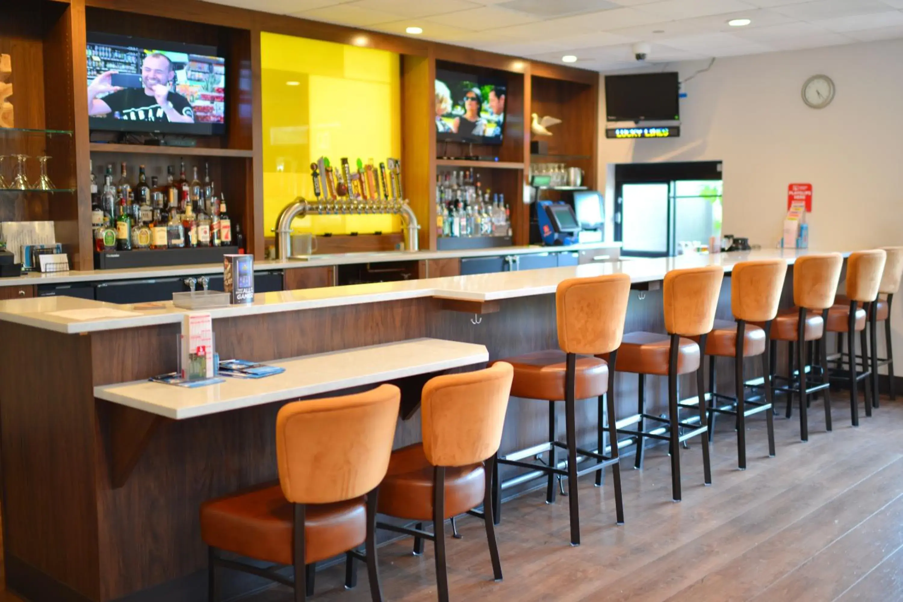Lounge or bar in Holiday Inn Portland- I-5 S Wilsonville by IHG Lounge or bar in Holiday Inn Portland- I-5 S Wilsonville by IHG