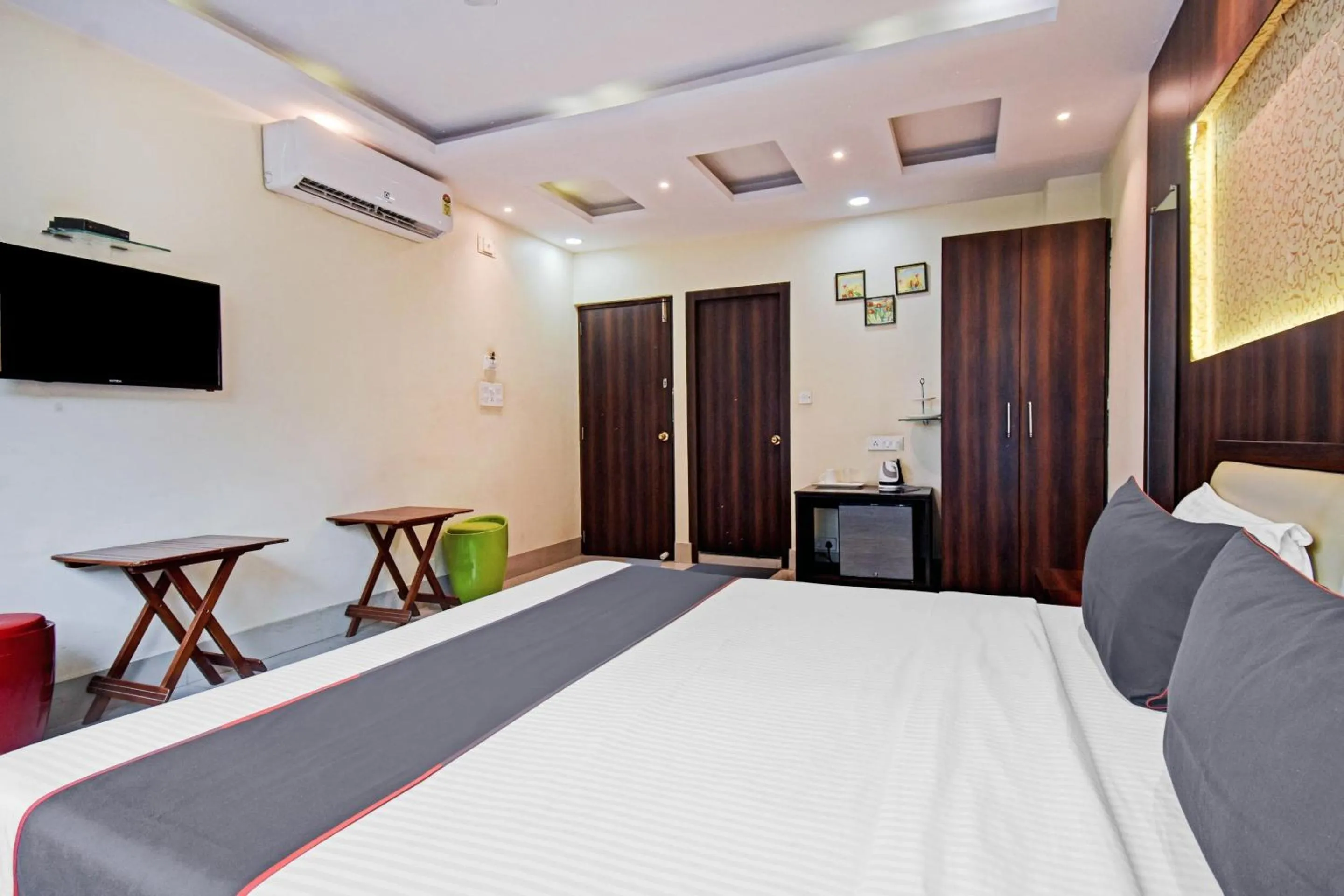 Bedroom, Bed in Collection O Motisarai