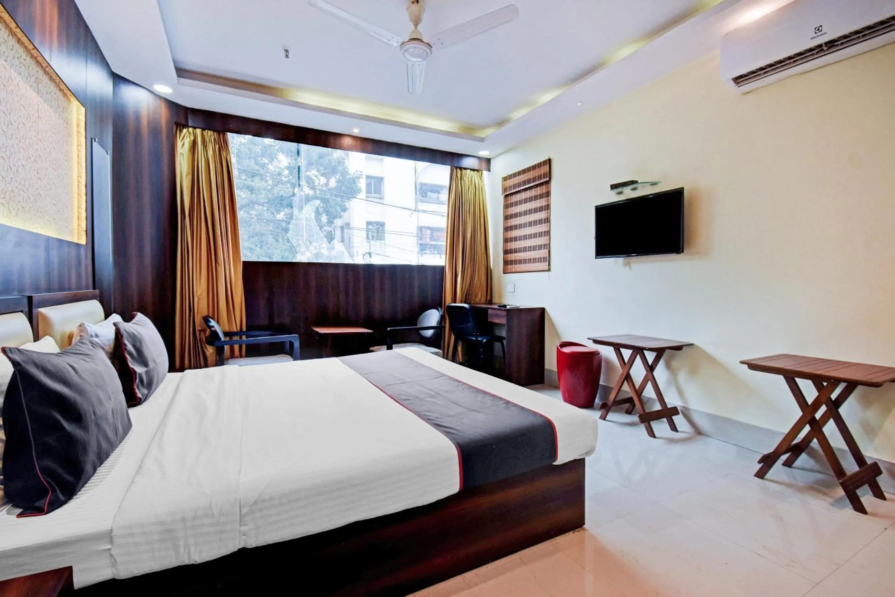 Bedroom, Bed in Collection O Motisarai