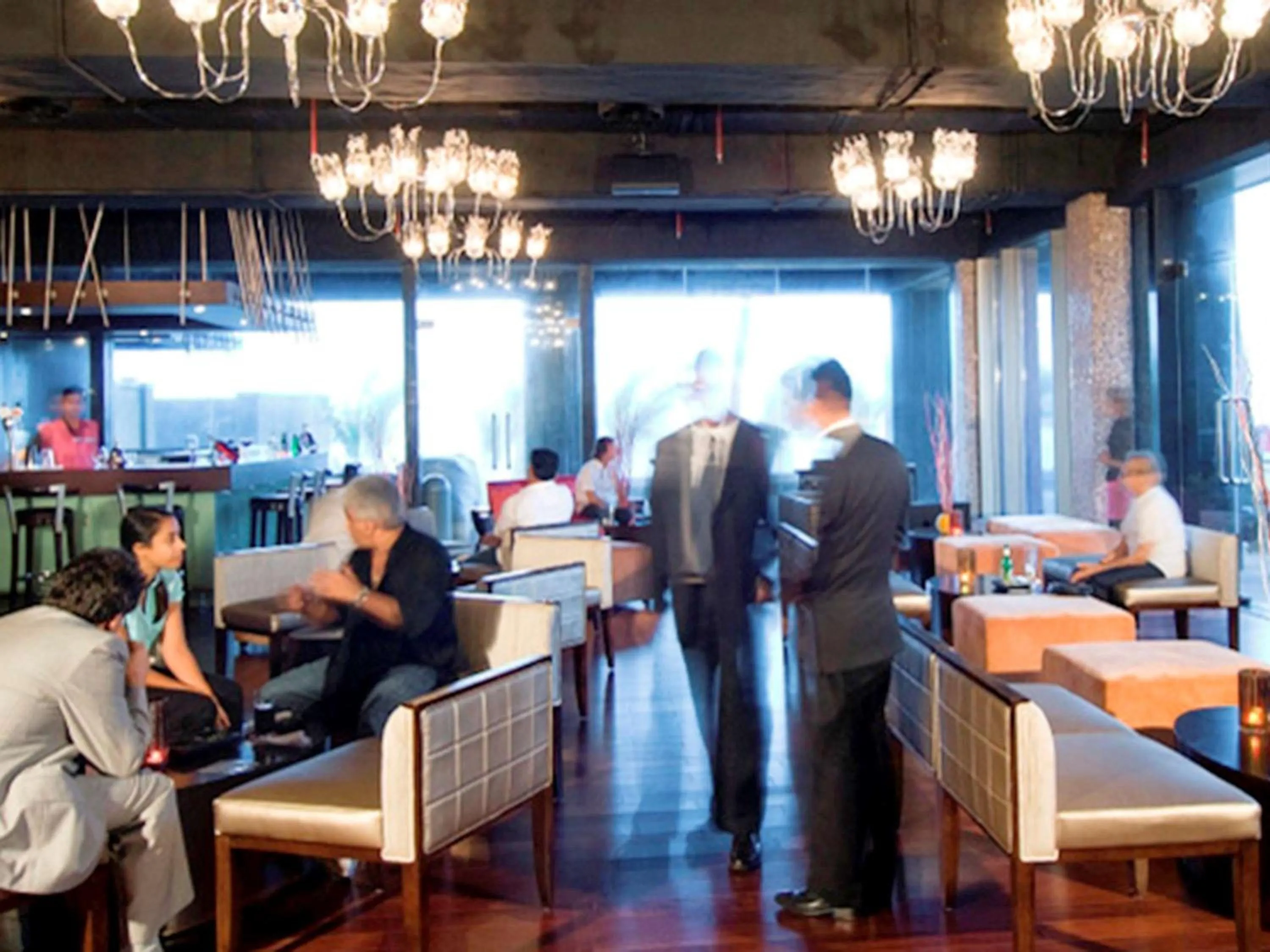 Lounge or bar in Novotel Mumbai Juhu Beach
