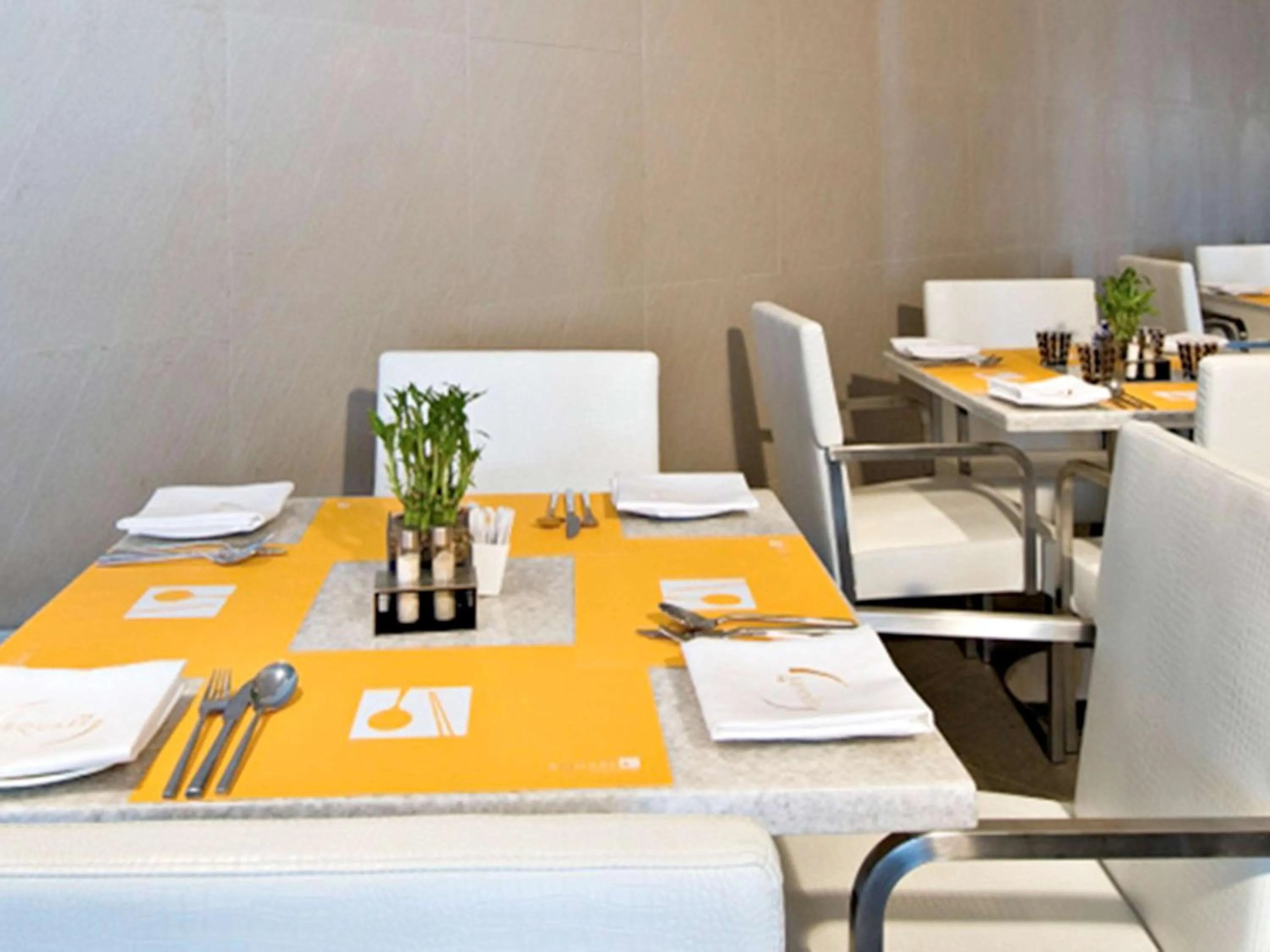 Restaurant/places to eat in Novotel Mumbai Juhu Beach