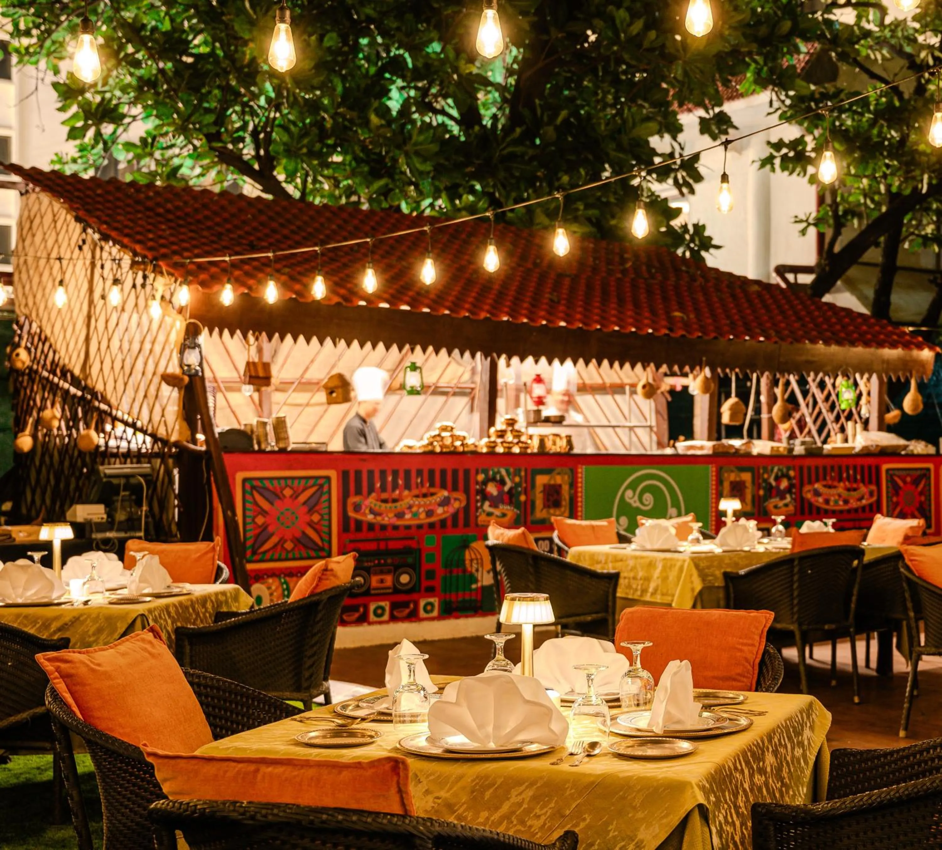 Restaurant/places to eat in Novotel Mumbai Juhu Beach