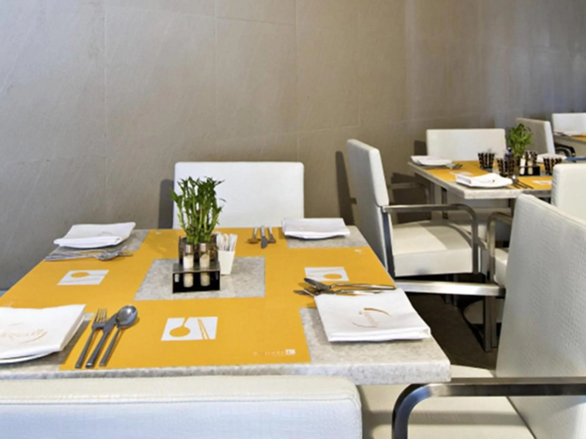 Restaurant/places to eat in Novotel Mumbai Juhu Beach