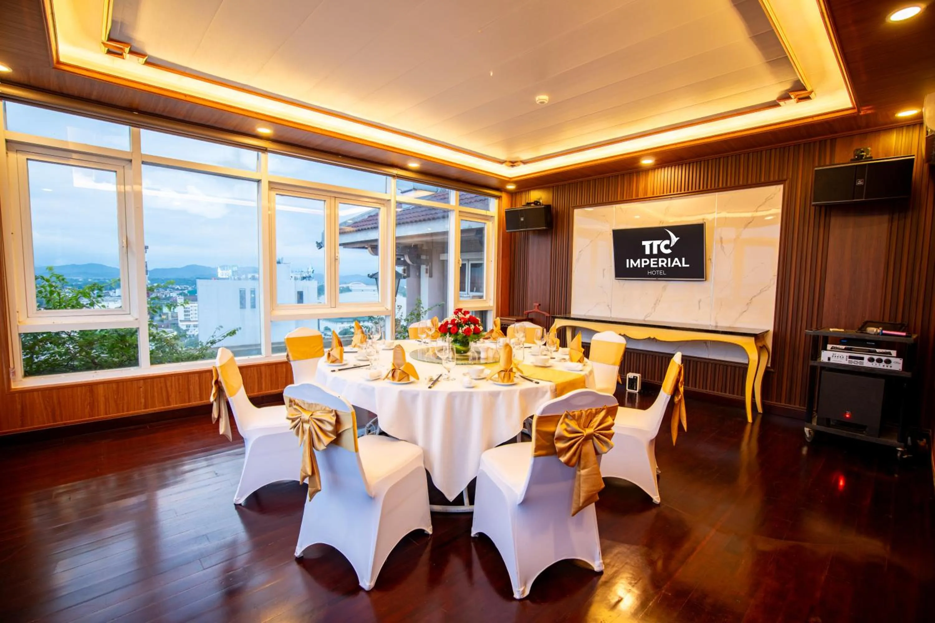 Restaurant/places to eat in TTC Imperial Hotel