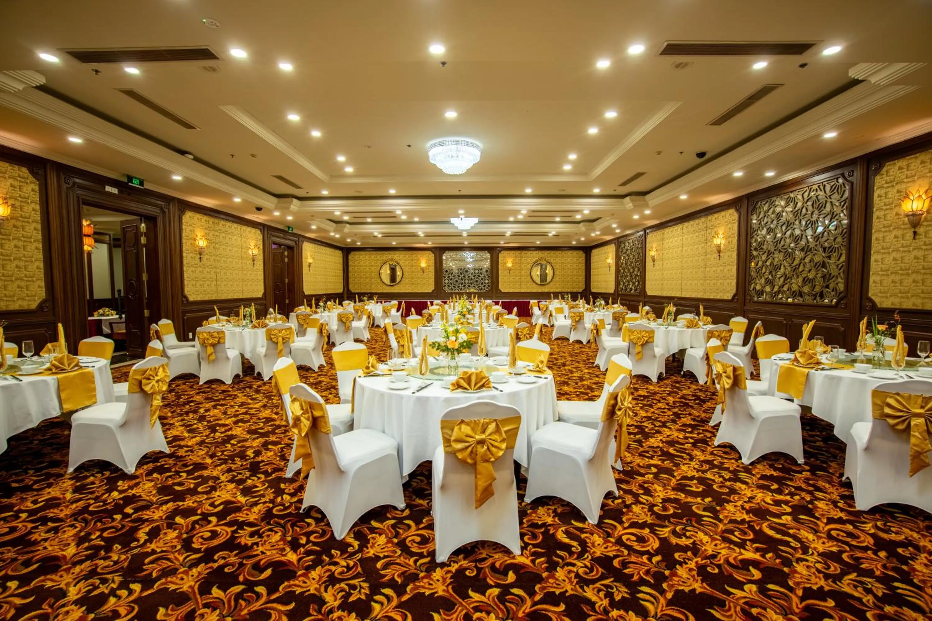 Restaurant/places to eat in TTC Imperial Hotel