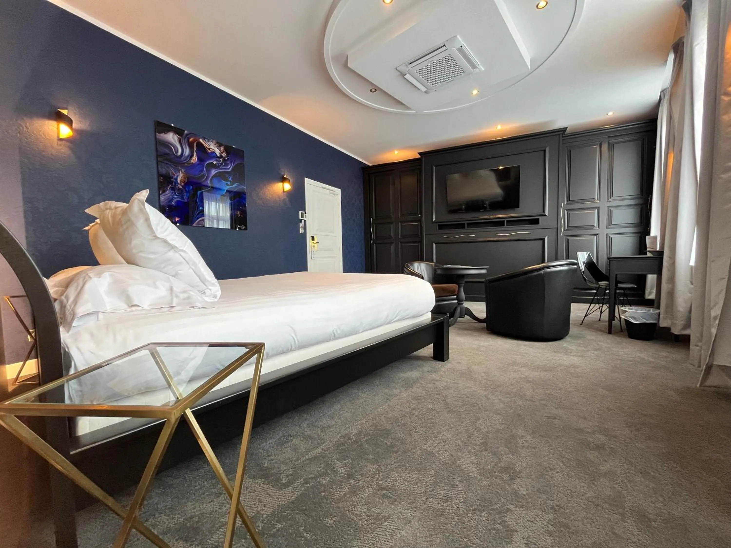 Photo of the whole room, Bed in LOGIS Hôtel Borel