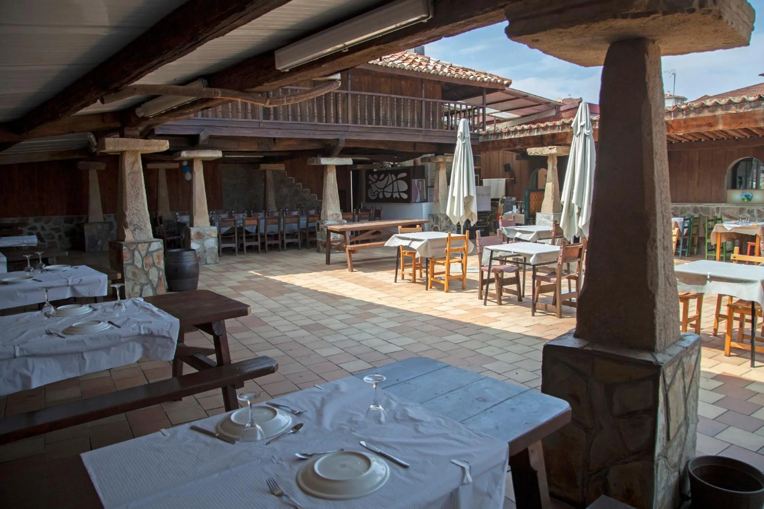 Restaurant/places to eat in Apartamentos Marina