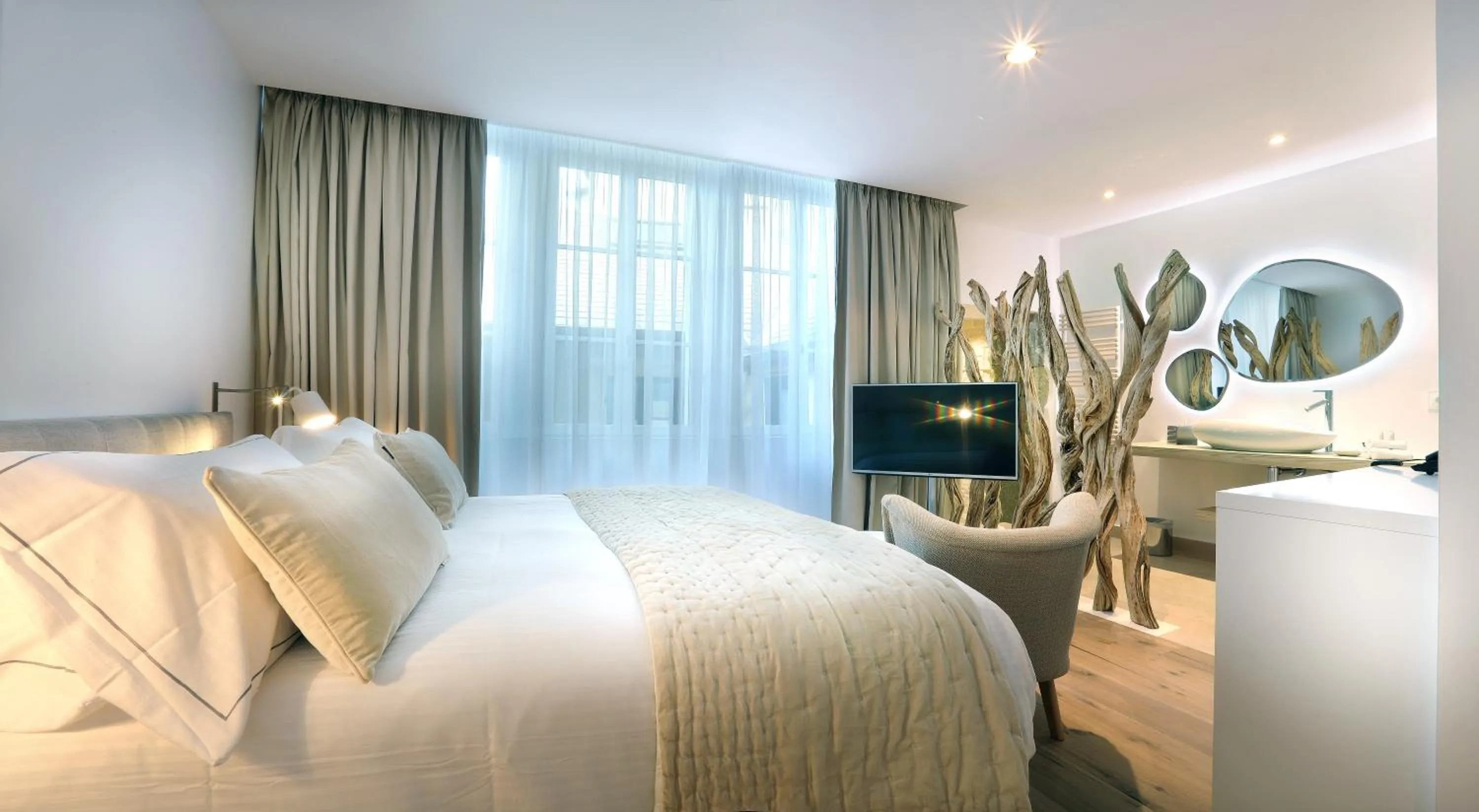 Photo of the whole room, Bed in Petit Hôtel Confidentiel