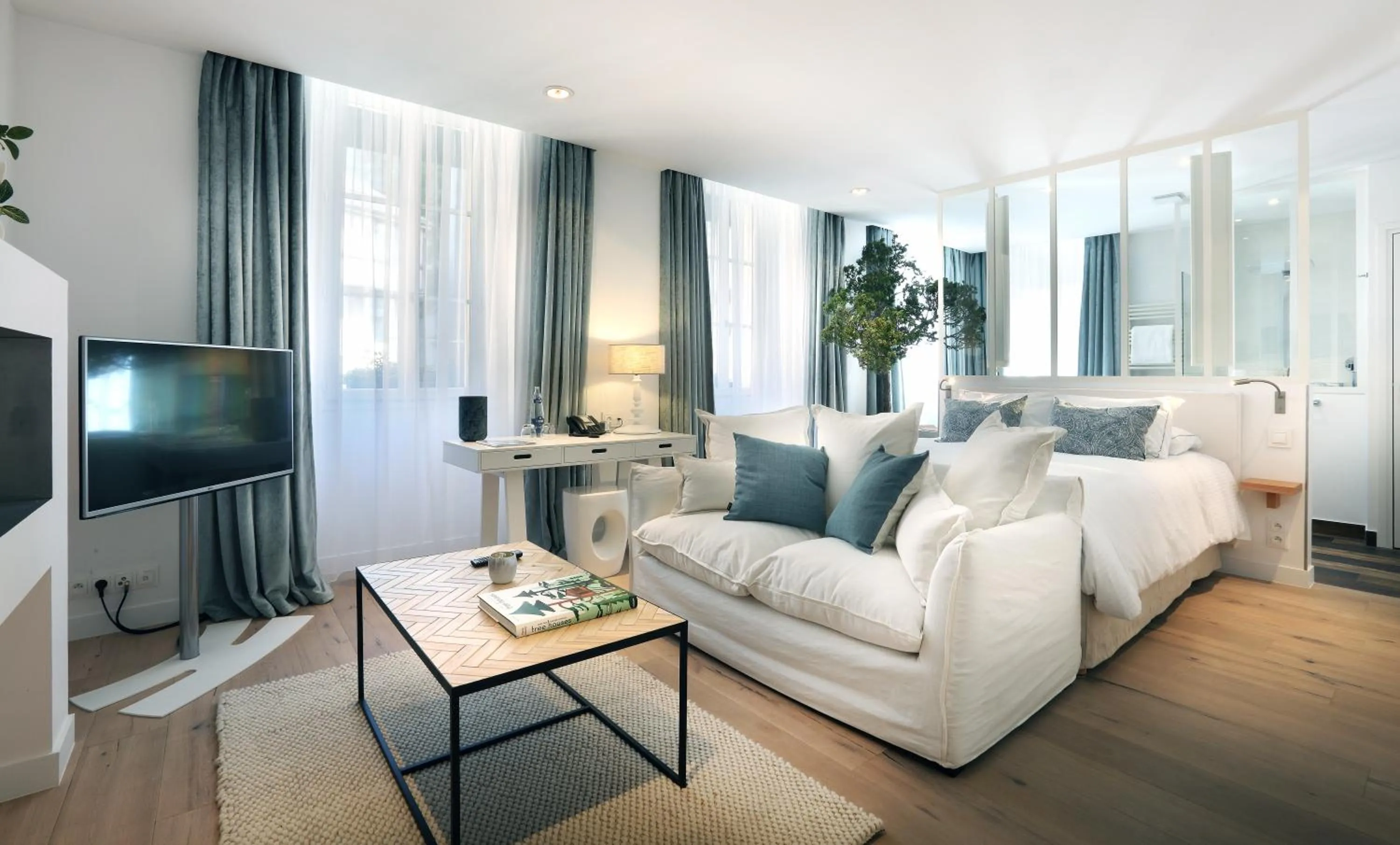 Photo of the whole room in Petit Hôtel Confidentiel