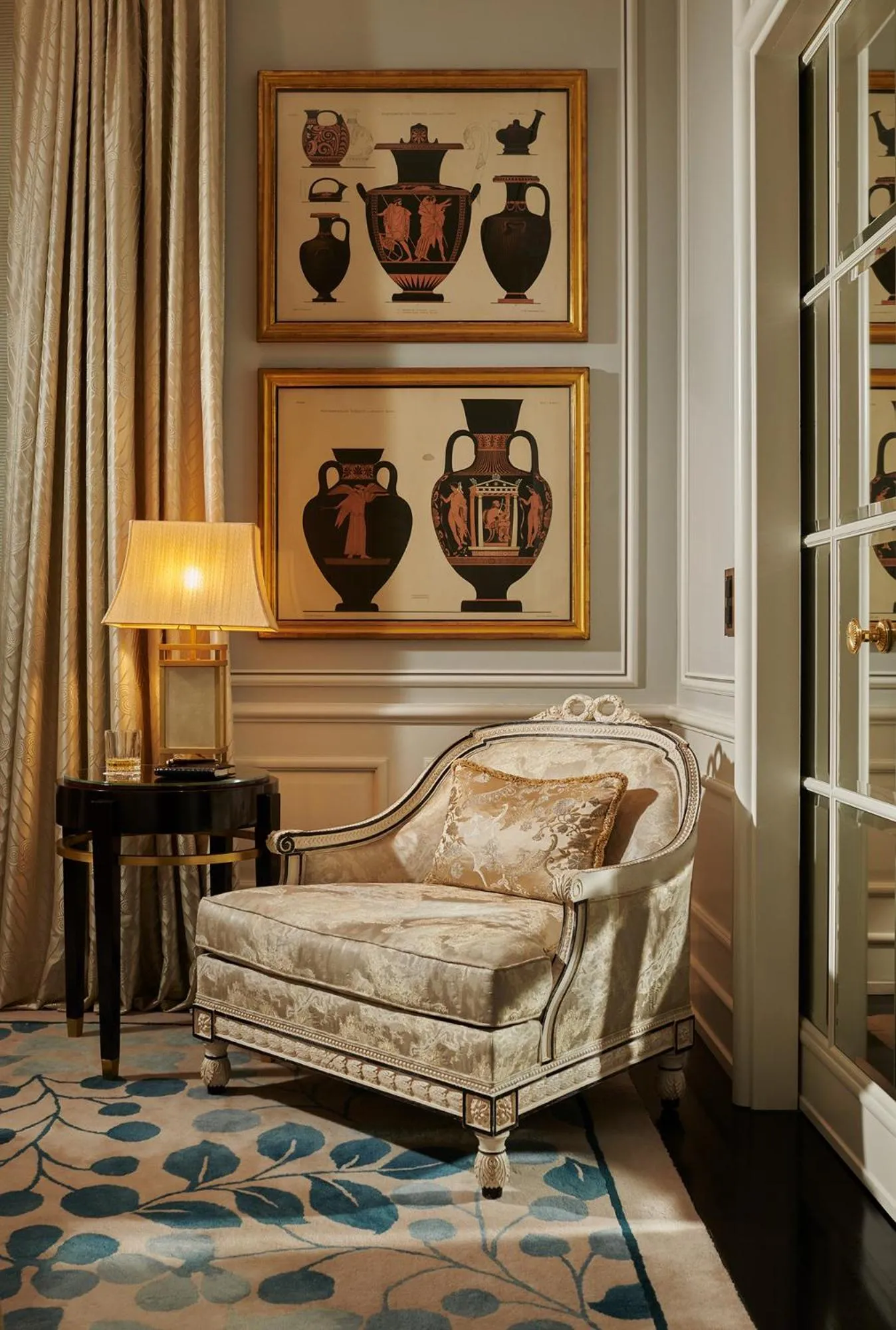 Living room in Baur au Lac