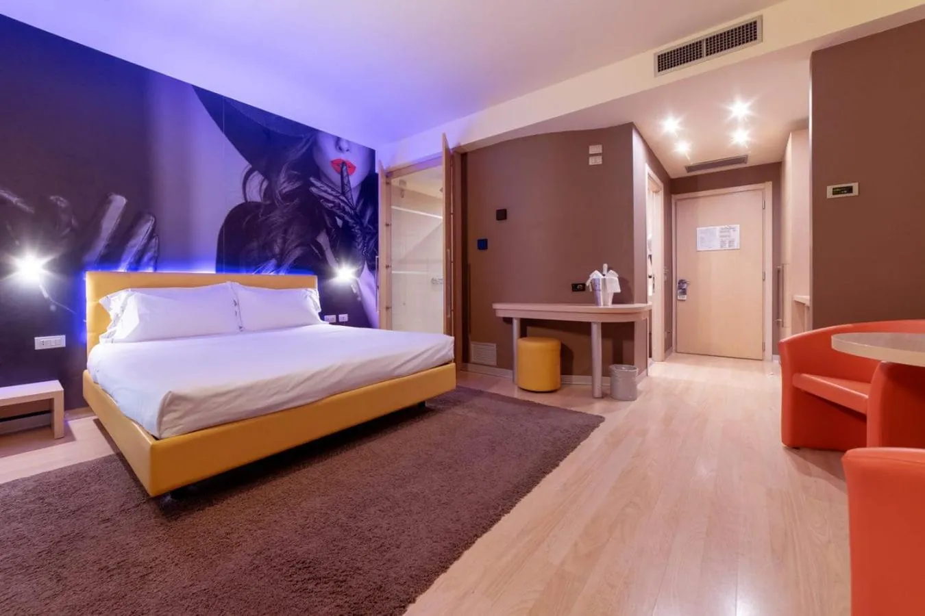 Bedroom, Bed in Motel Hotel Piranha