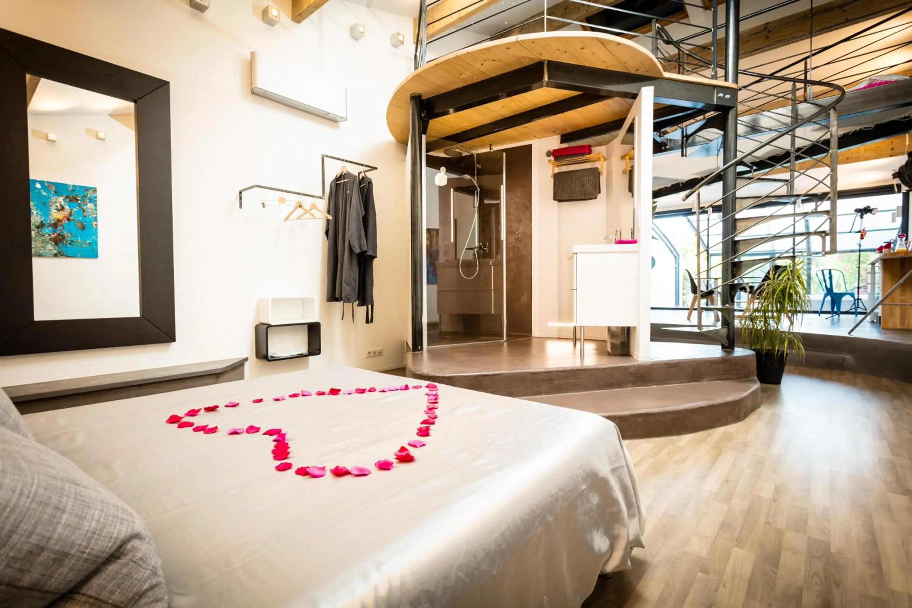 Bathroom, Bed in Chambres d'hotes Deluxe Jacuzzi Mas de l'Etoile