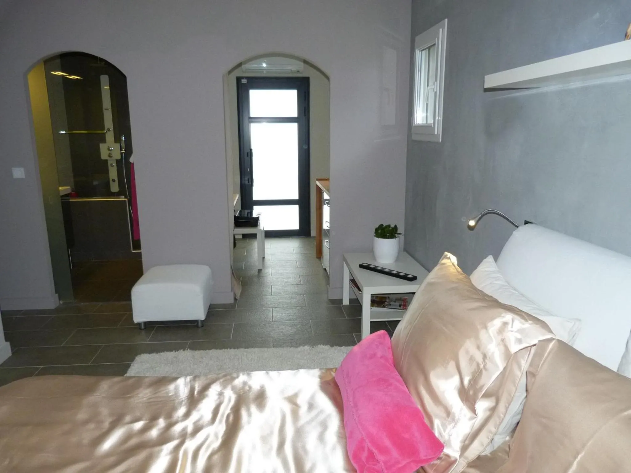 Shower, Bed in Chambres d'hotes Deluxe Jacuzzi Mas de l'Etoile