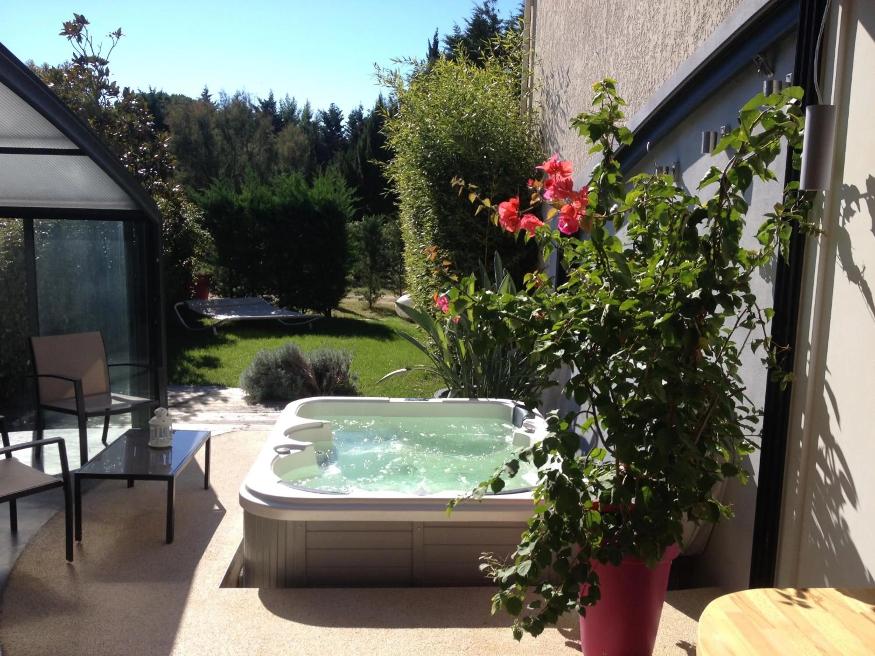 Patio in Chambres d'hotes Deluxe Jacuzzi Mas de l'Etoile