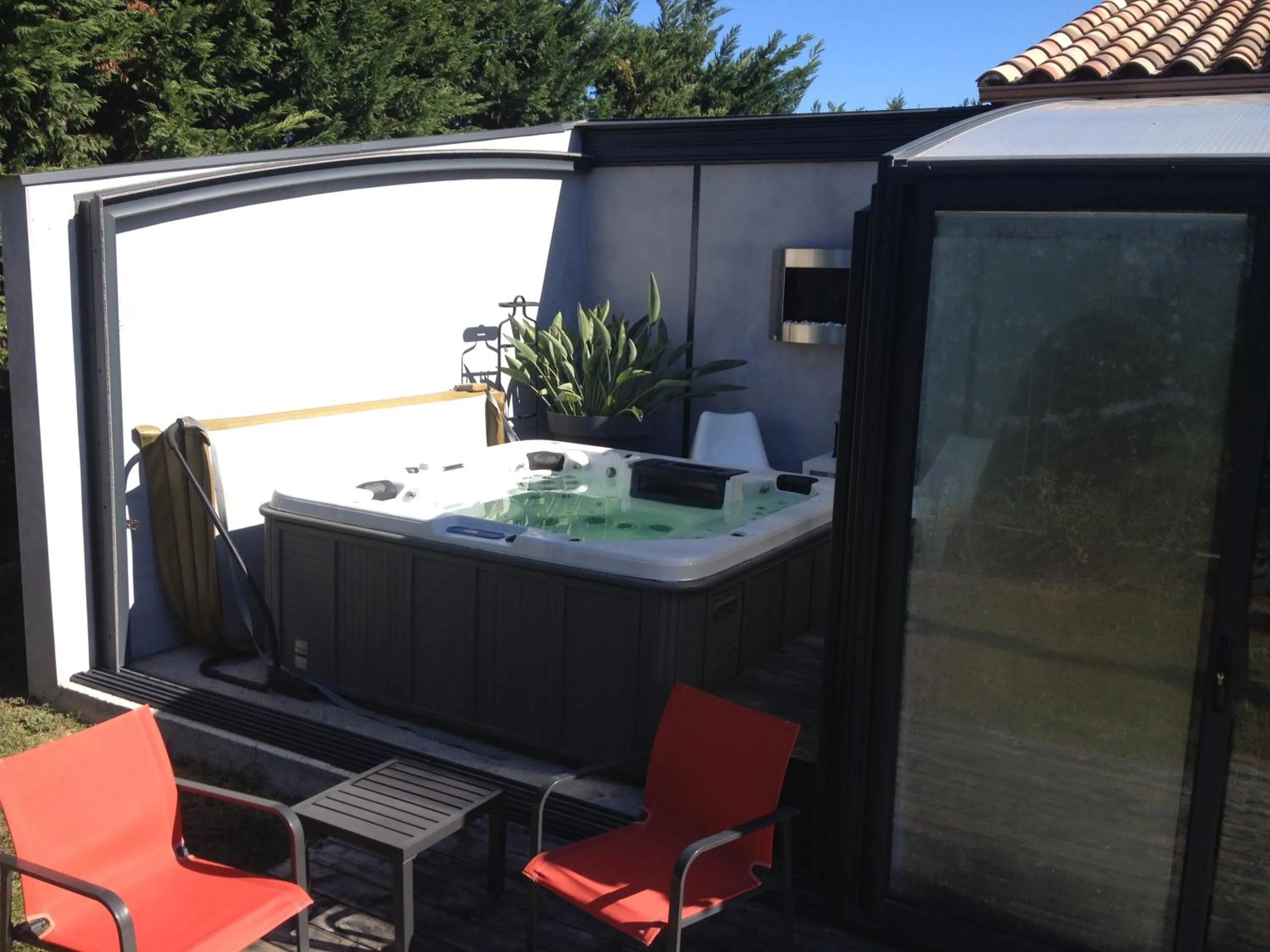 Spa and wellness centre/facilities in Chambres d'hotes Deluxe Jacuzzi Mas de l'Etoile