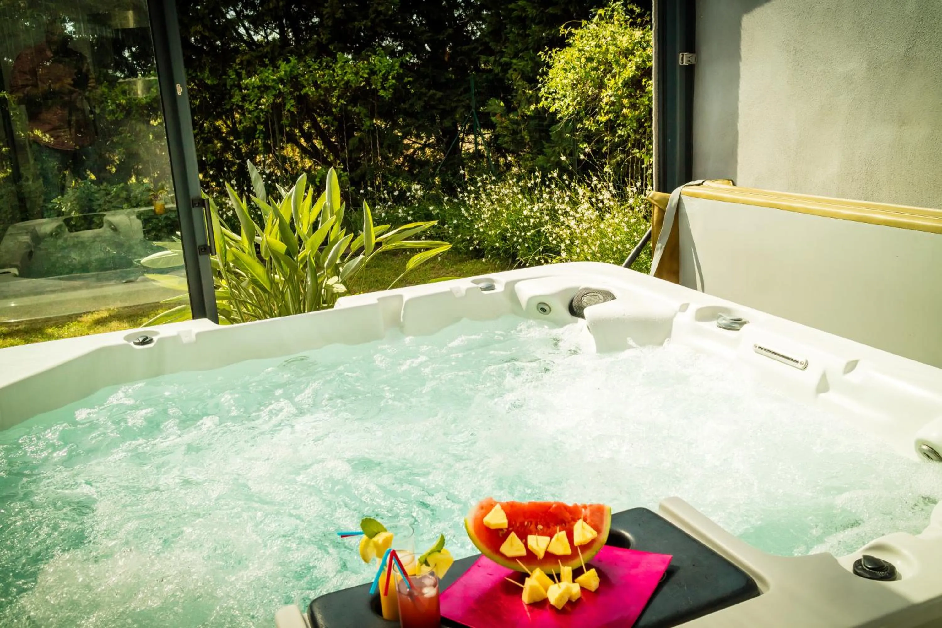 Hot Tub in Chambres d'hotes Deluxe Jacuzzi Mas de l'Etoile