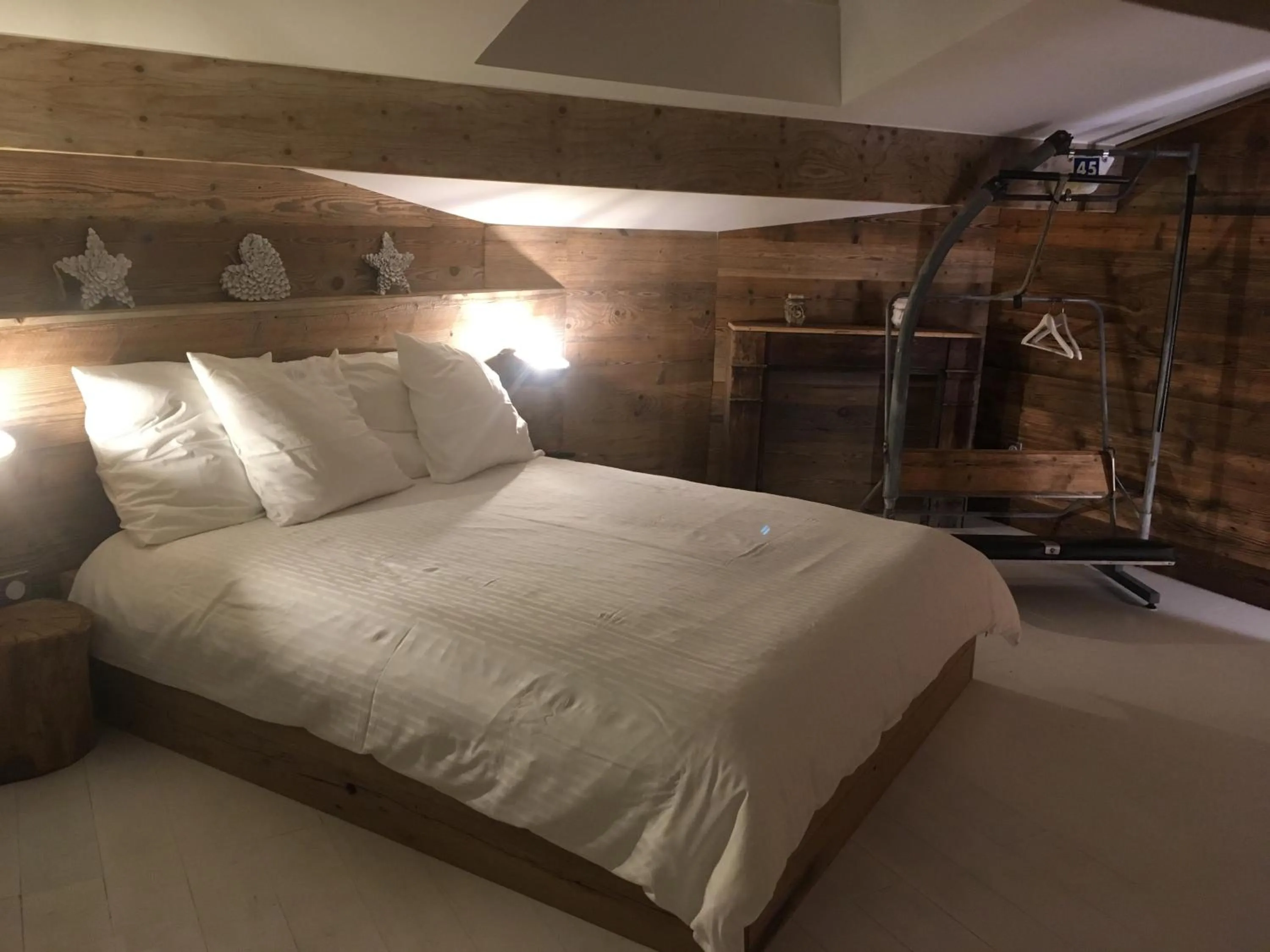 Photo of the whole room, Bed in Chambres d'hotes Deluxe Jacuzzi Mas de l'Etoile