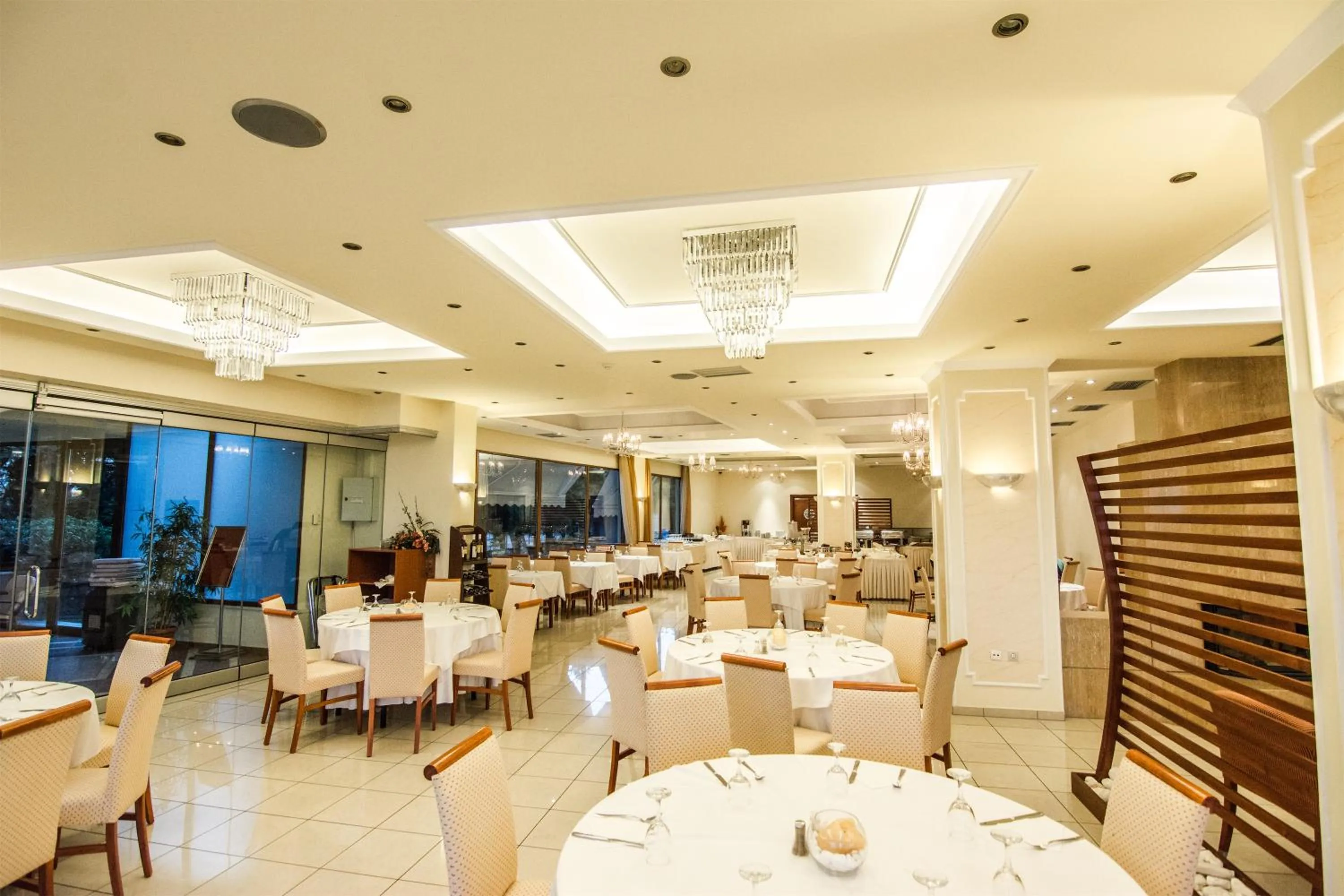Restaurant/places to eat in Nefeli Hotel