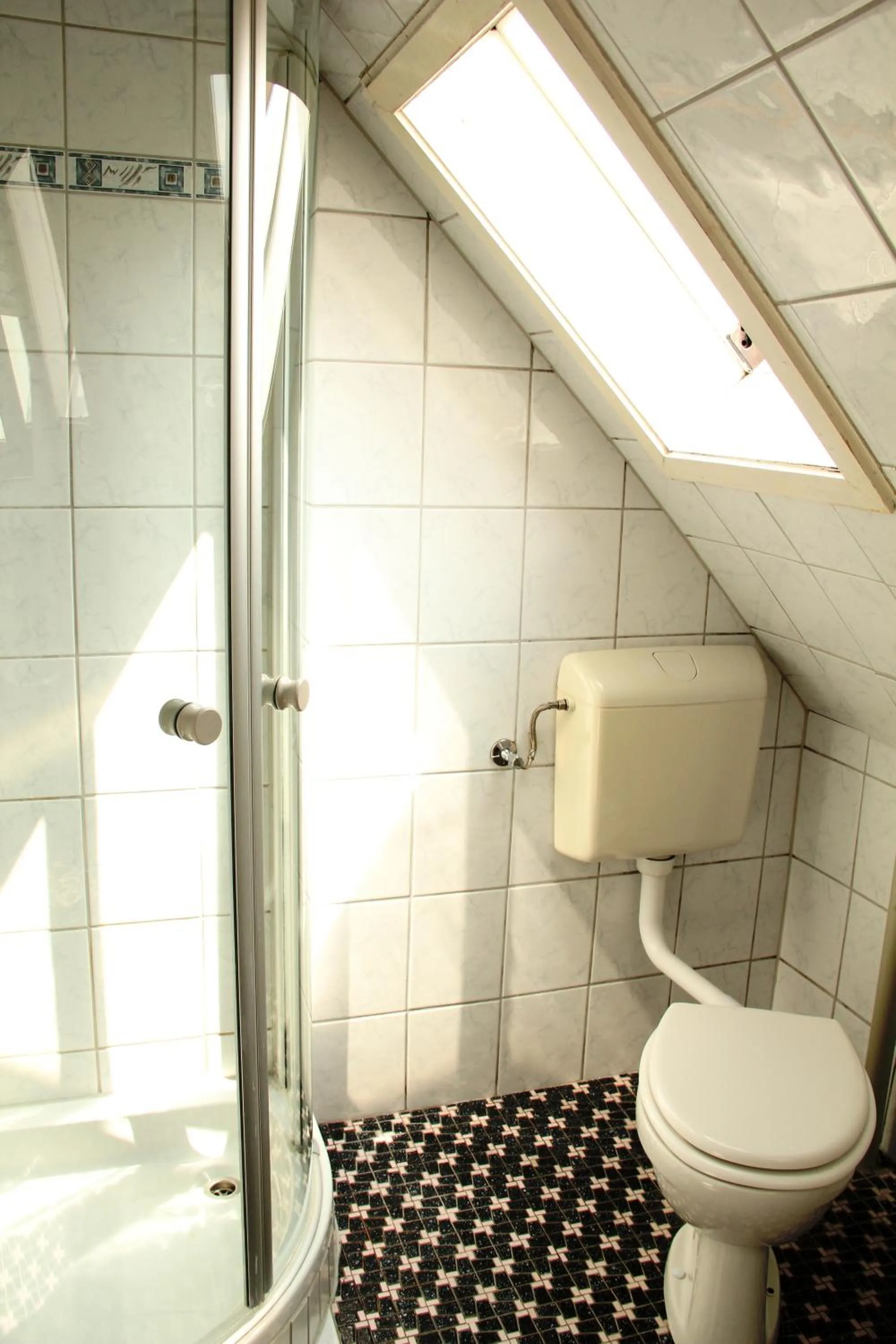 Toilet in Gästehaus zur Linde