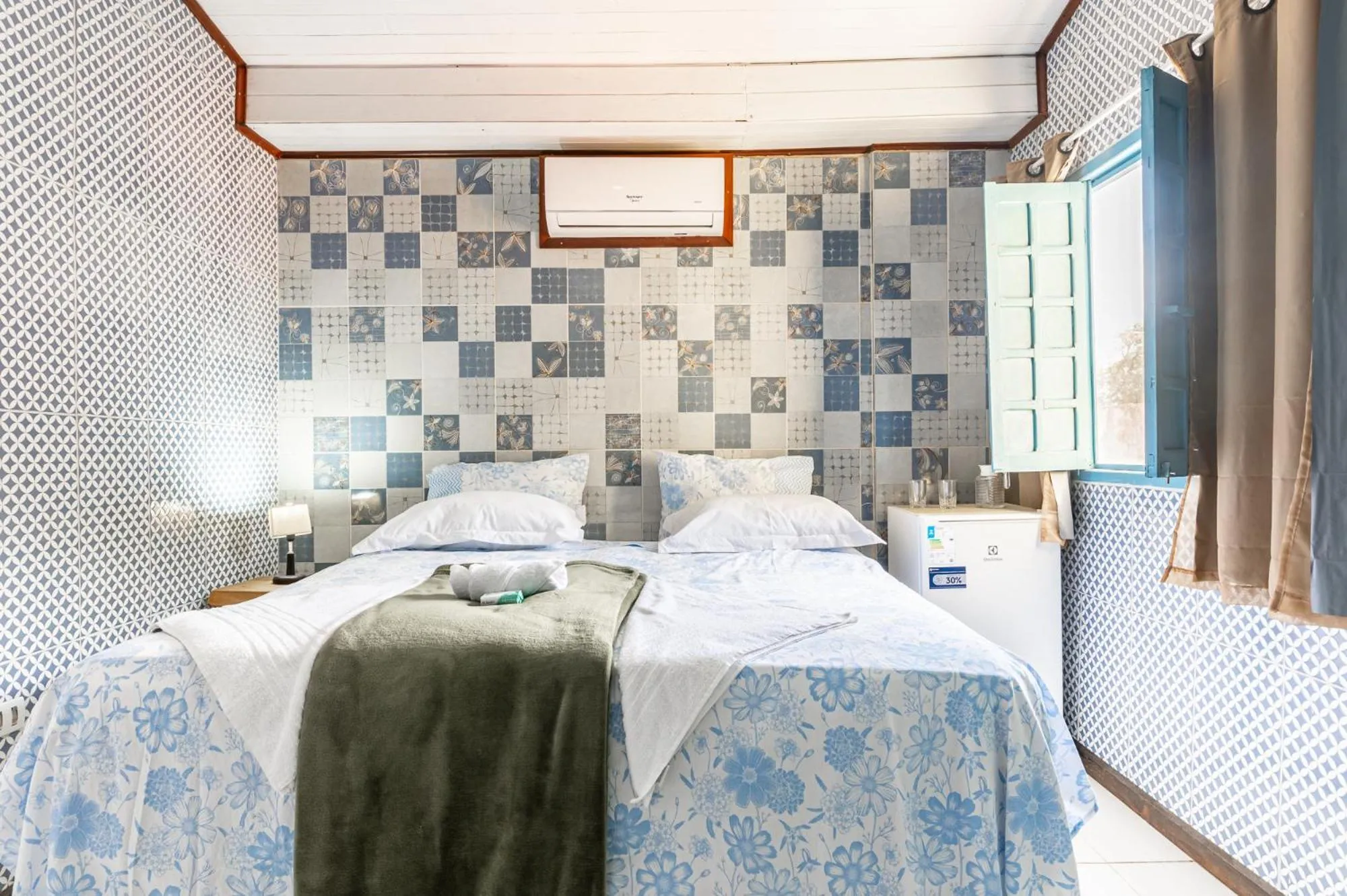 Photo of the whole room, Bed in Pousada Flor de Olinda
