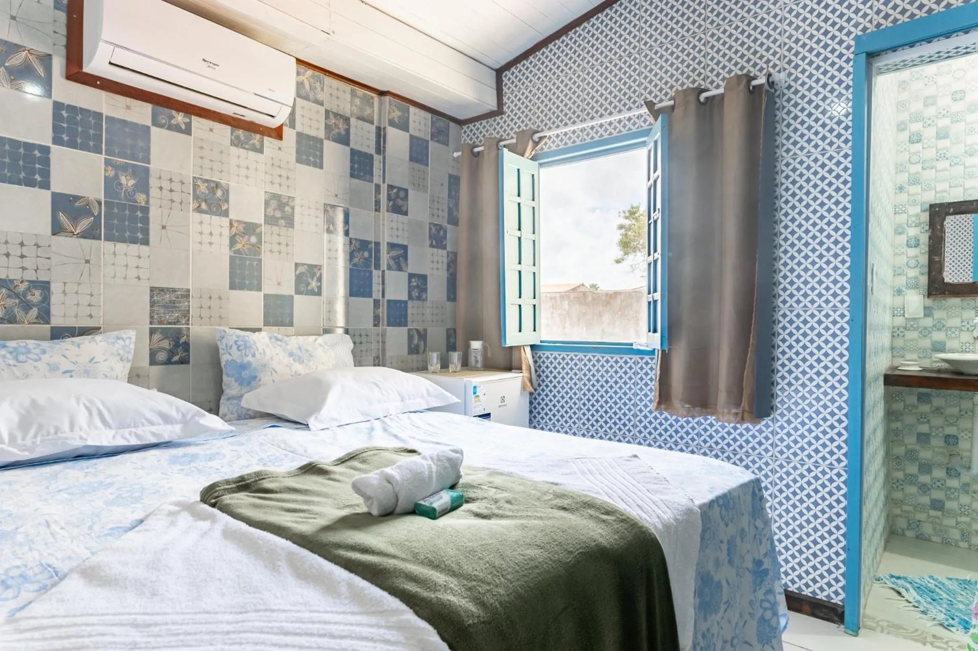 Photo of the whole room, Bed in Pousada Flor de Olinda