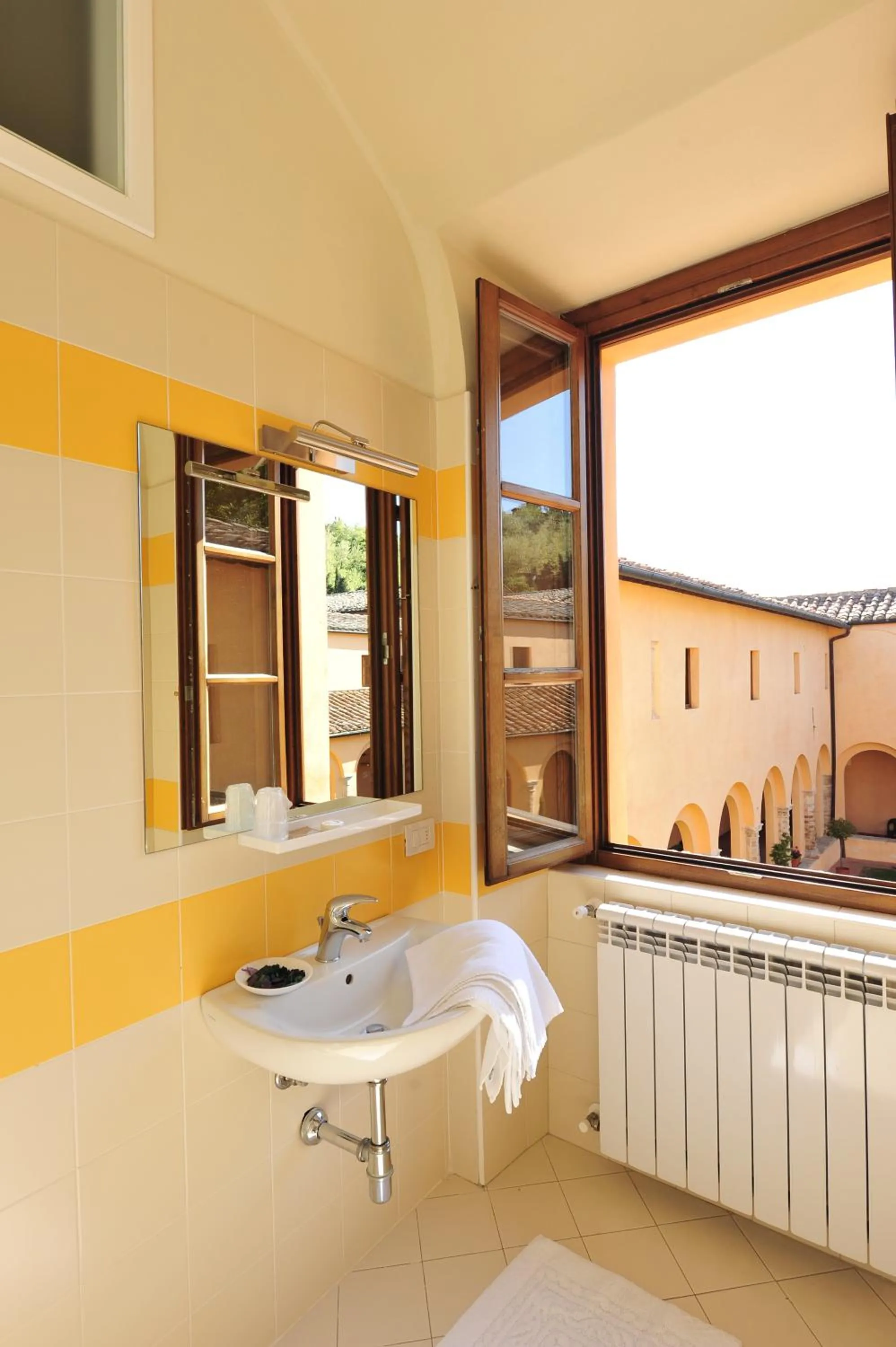 Bathroom in Chiostro Delle Monache Hostel Volterra