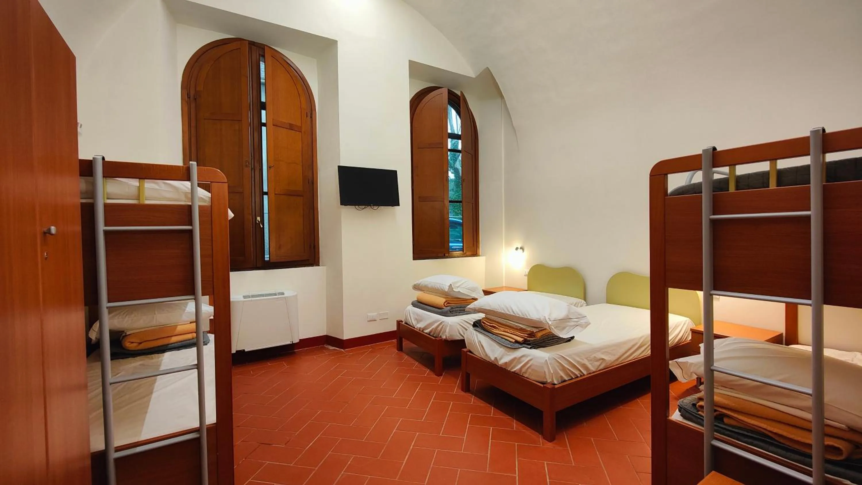 TV and multimedia, Bed in Chiostro Delle Monache Hostel Volterra