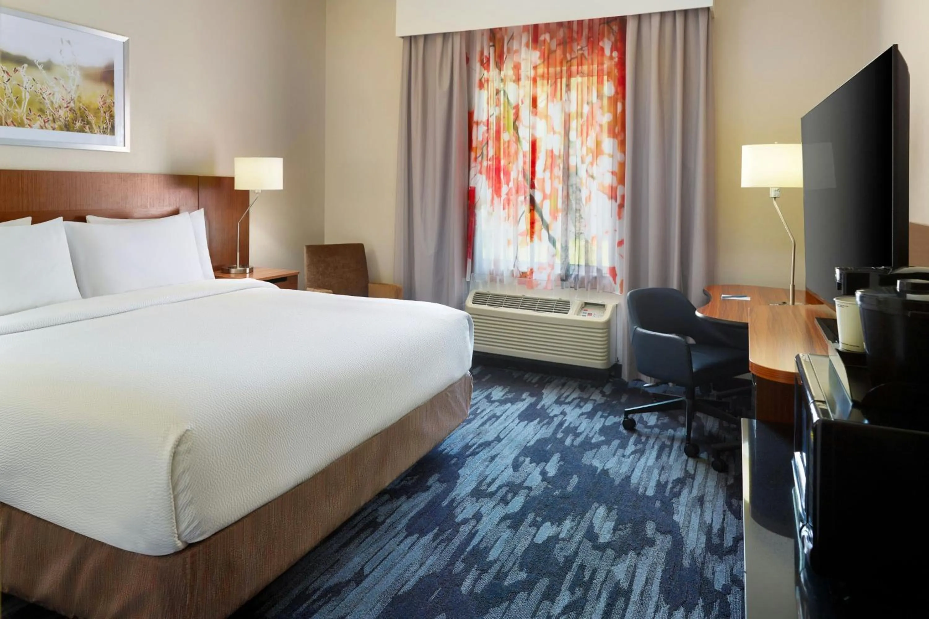 Photo of the whole room, Bed in Fairfield Inn and Suites Charleston North/University Area