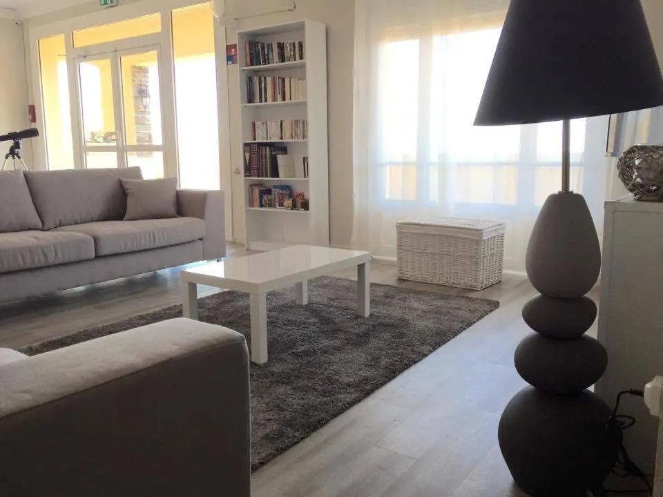 Communal lounge/ TV room in Saint Jacques