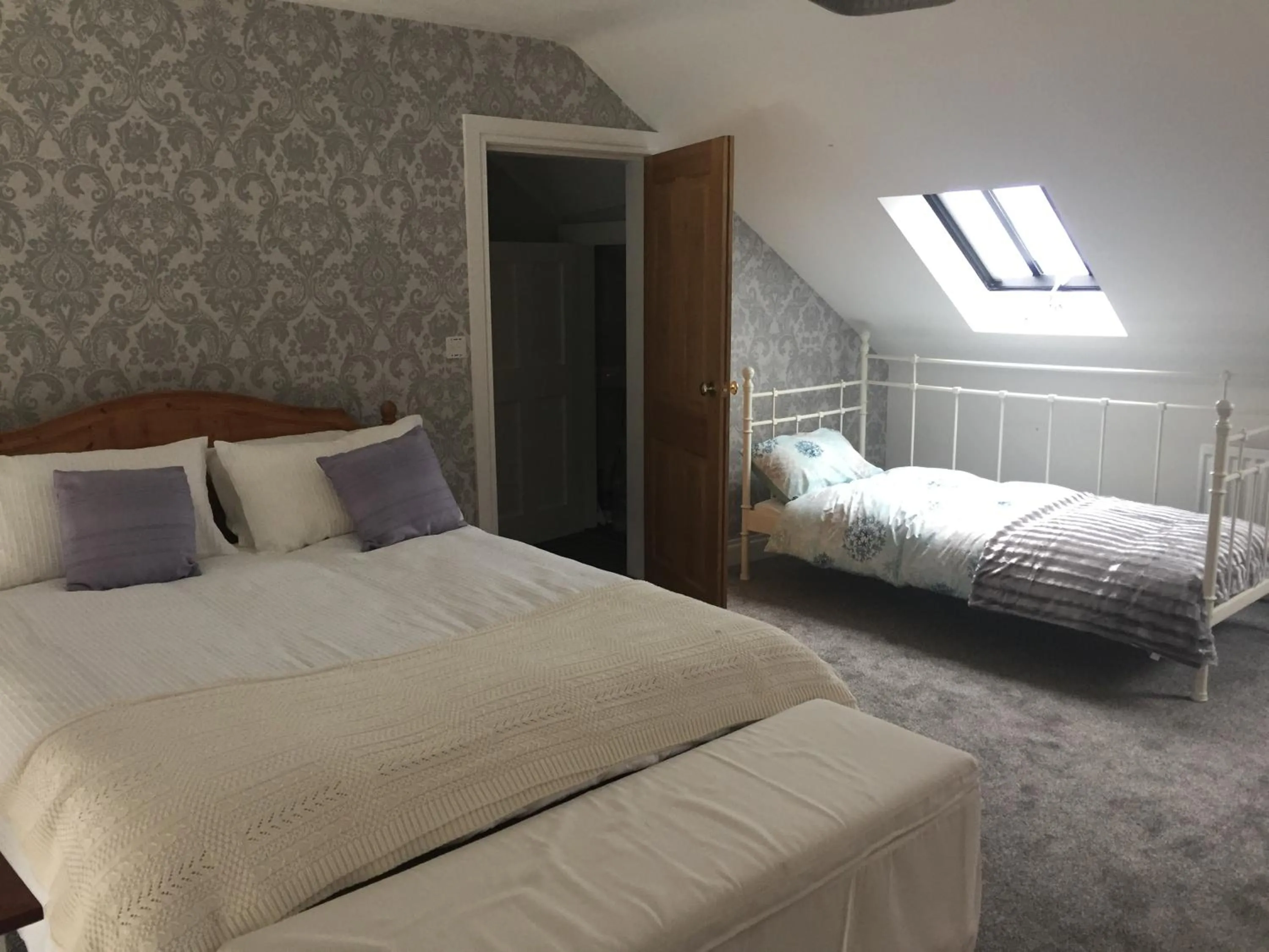 Bed in Roomz