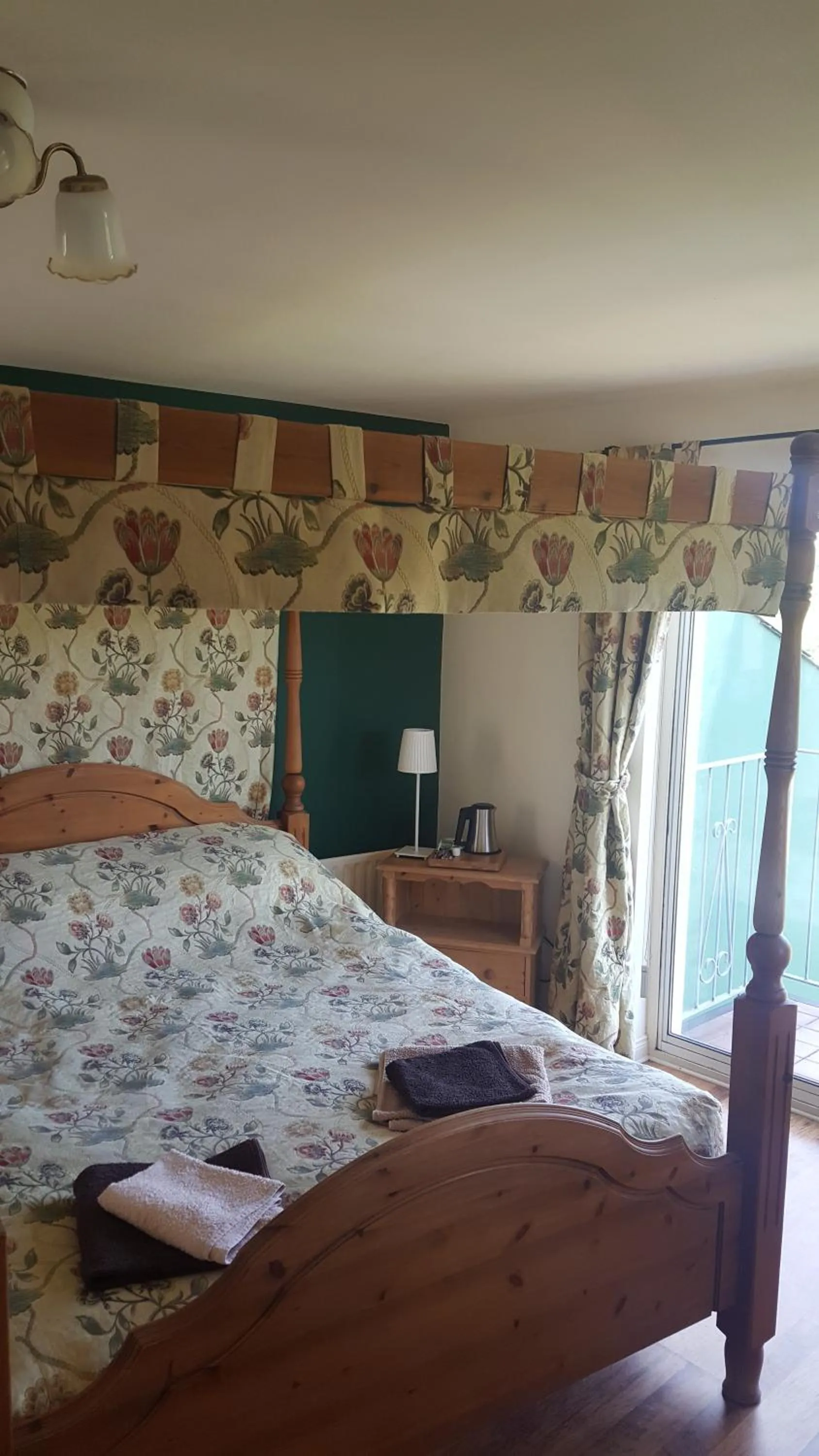 Garden view, Bed in Roomz