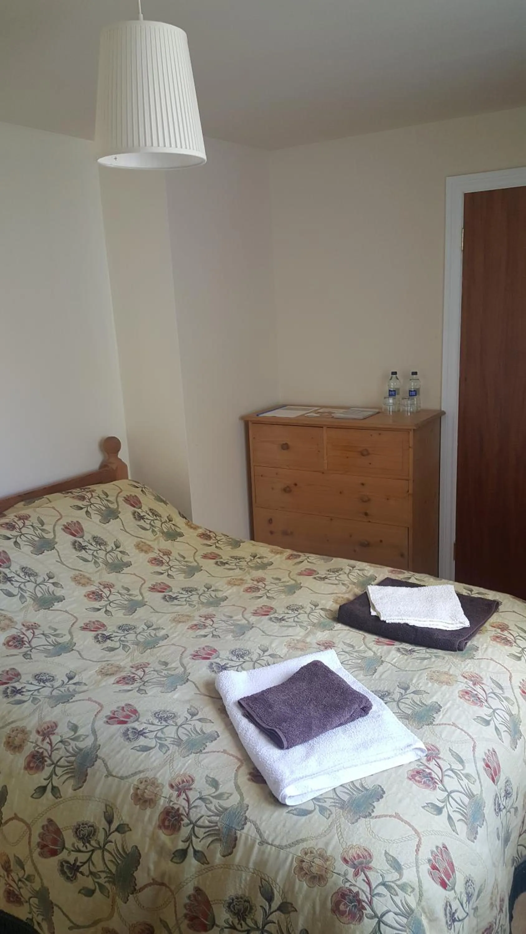 Bedroom, Bed in Roomz