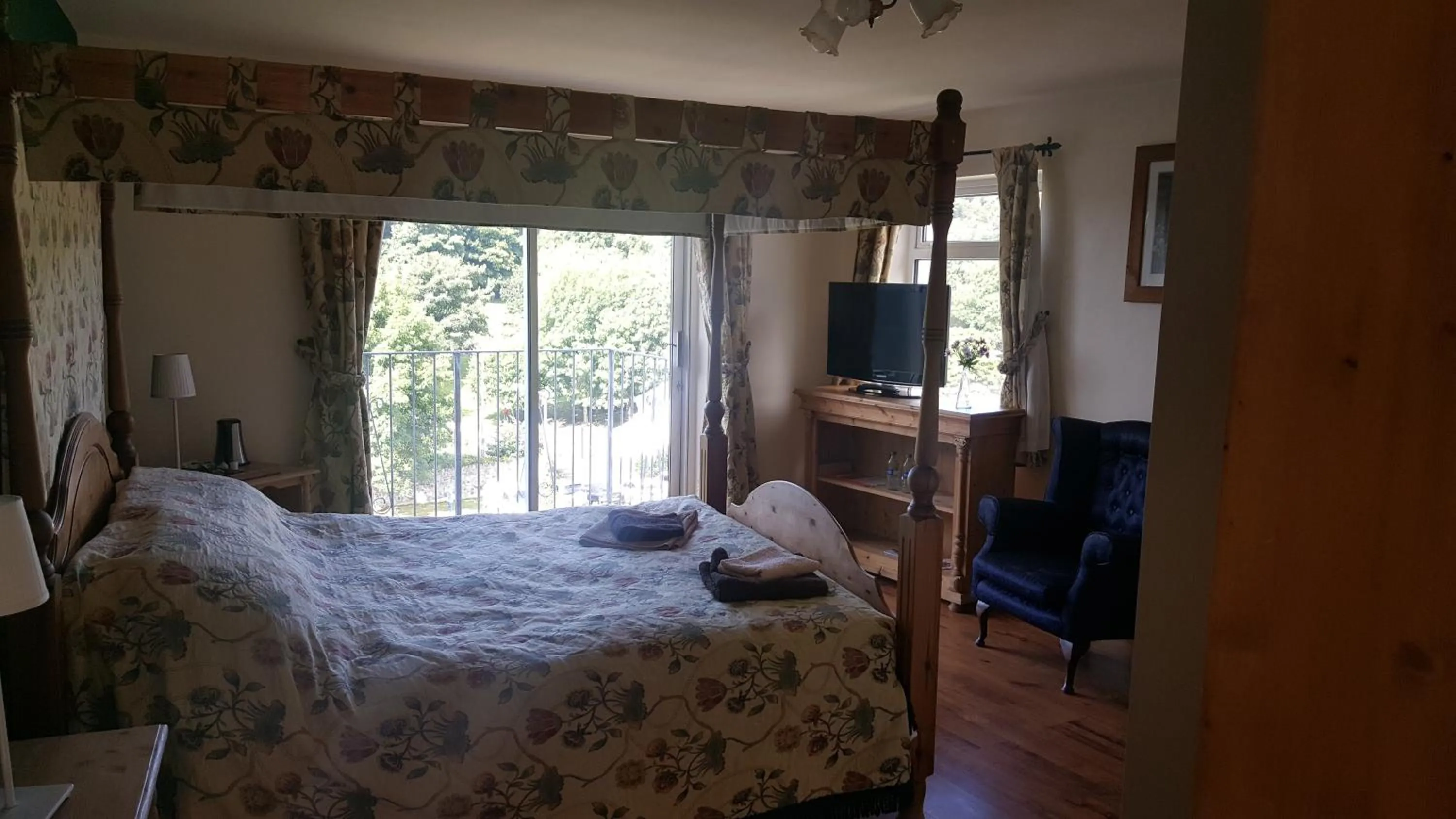 Bedroom, Bed in Roomz