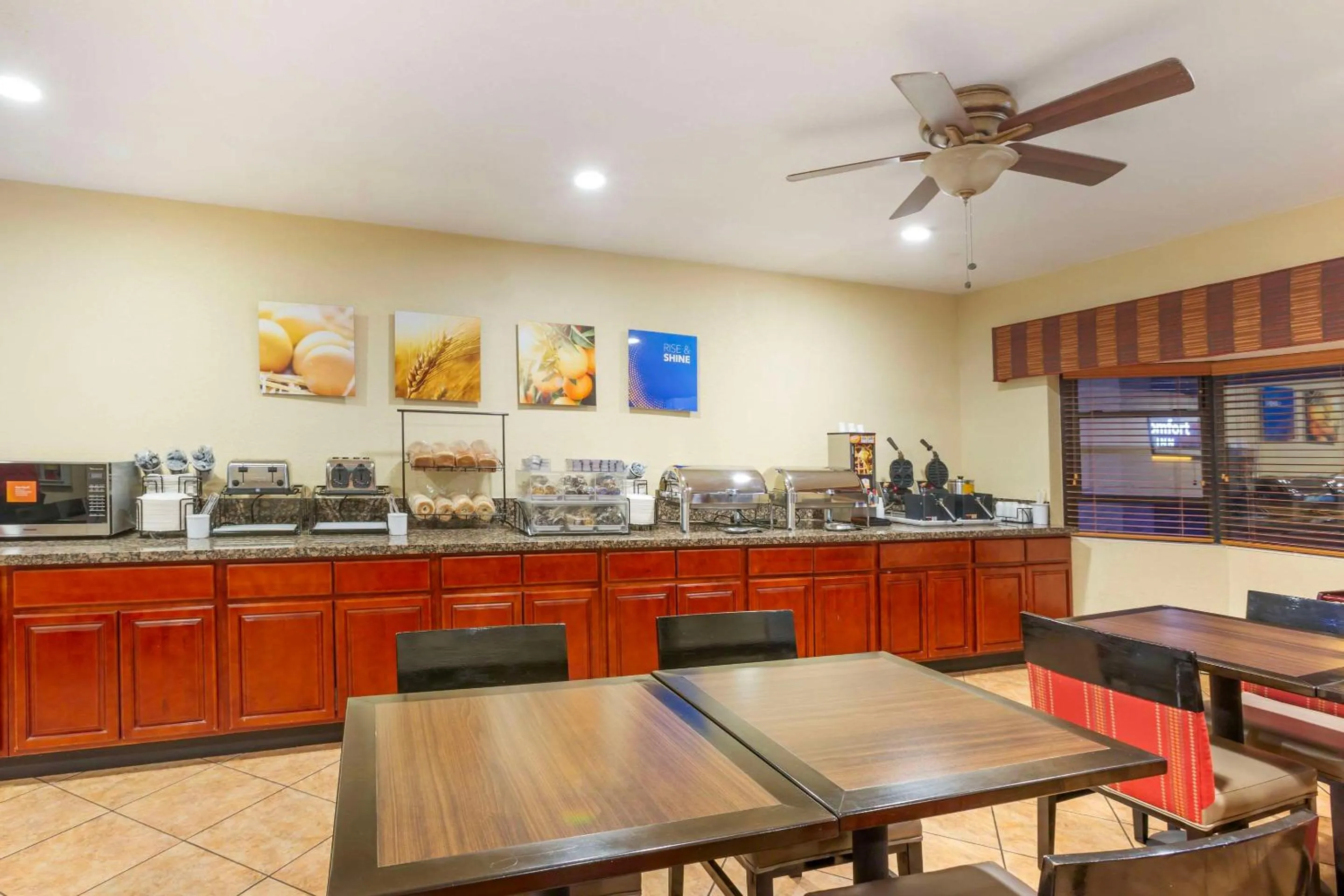 Breakfast in Comfort Inn Near Grand Canyon