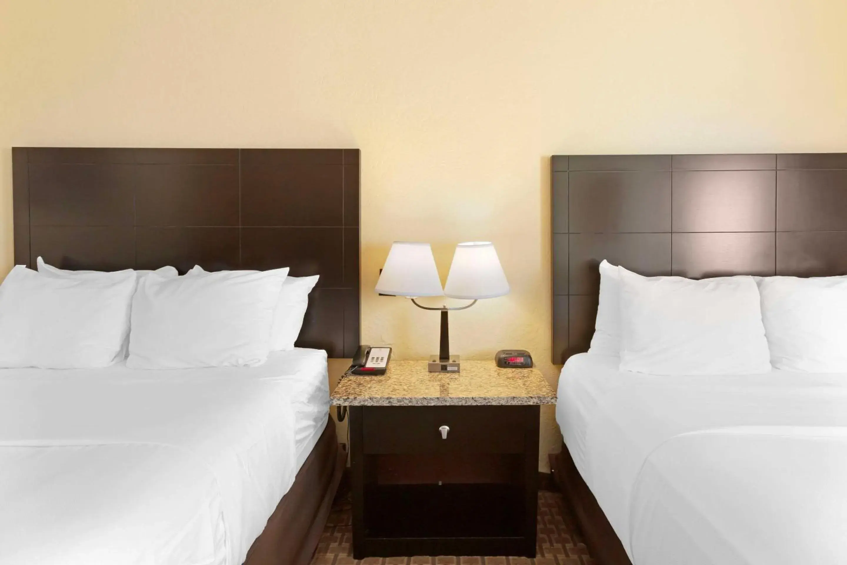 Bedroom, Bed in Comfort Inn Near Grand Canyon Bedroom, Bed in Comfort Inn Near Grand Canyon