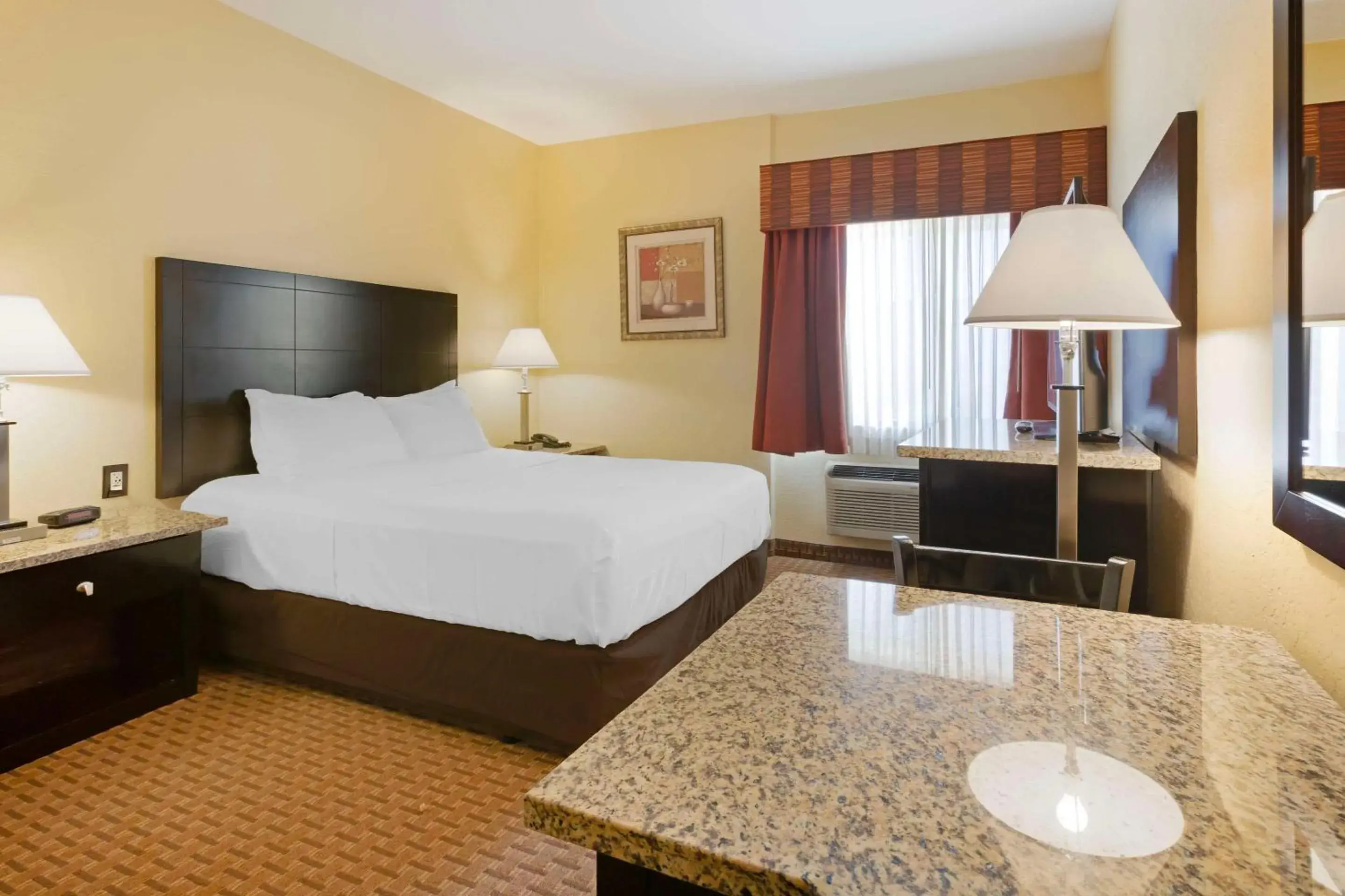 Bedroom, Bed in Comfort Inn Near Grand Canyon Bedroom, Bed in Comfort Inn Near Grand Canyon