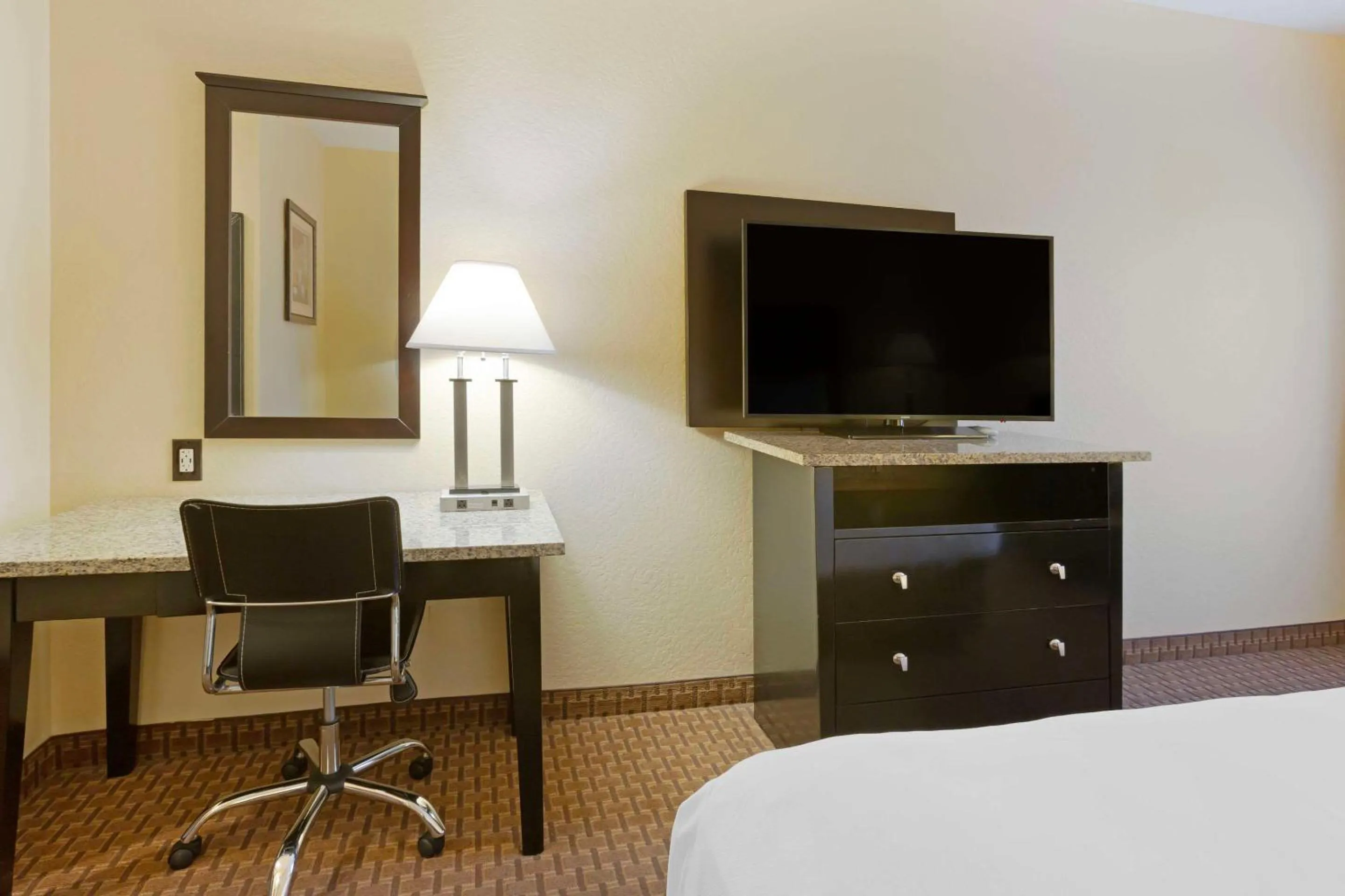 Bedroom, Bed in Comfort Inn Near Grand Canyon