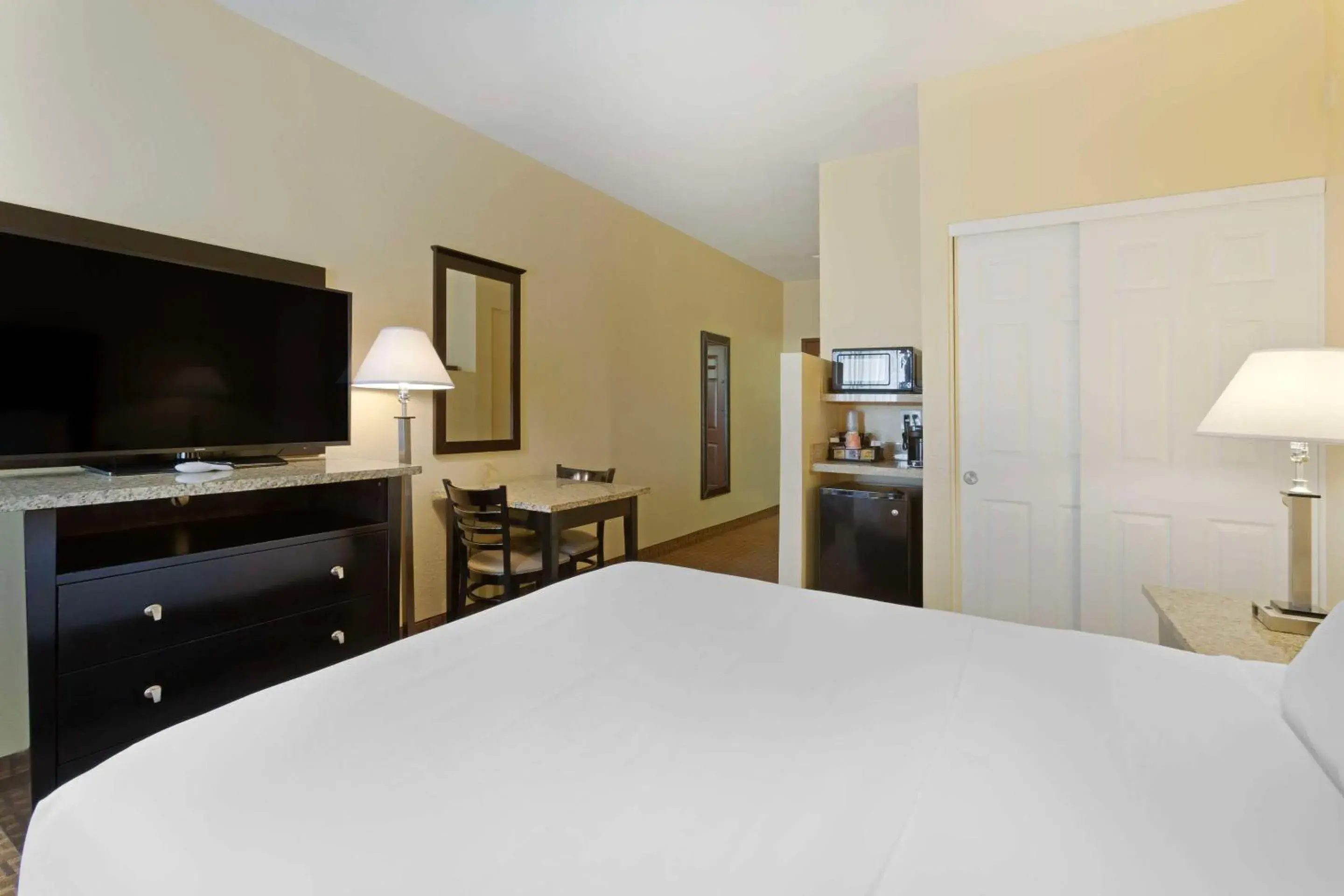 Bedroom, Bed in Comfort Inn Near Grand Canyon Bedroom, Bed in Comfort Inn Near Grand Canyon