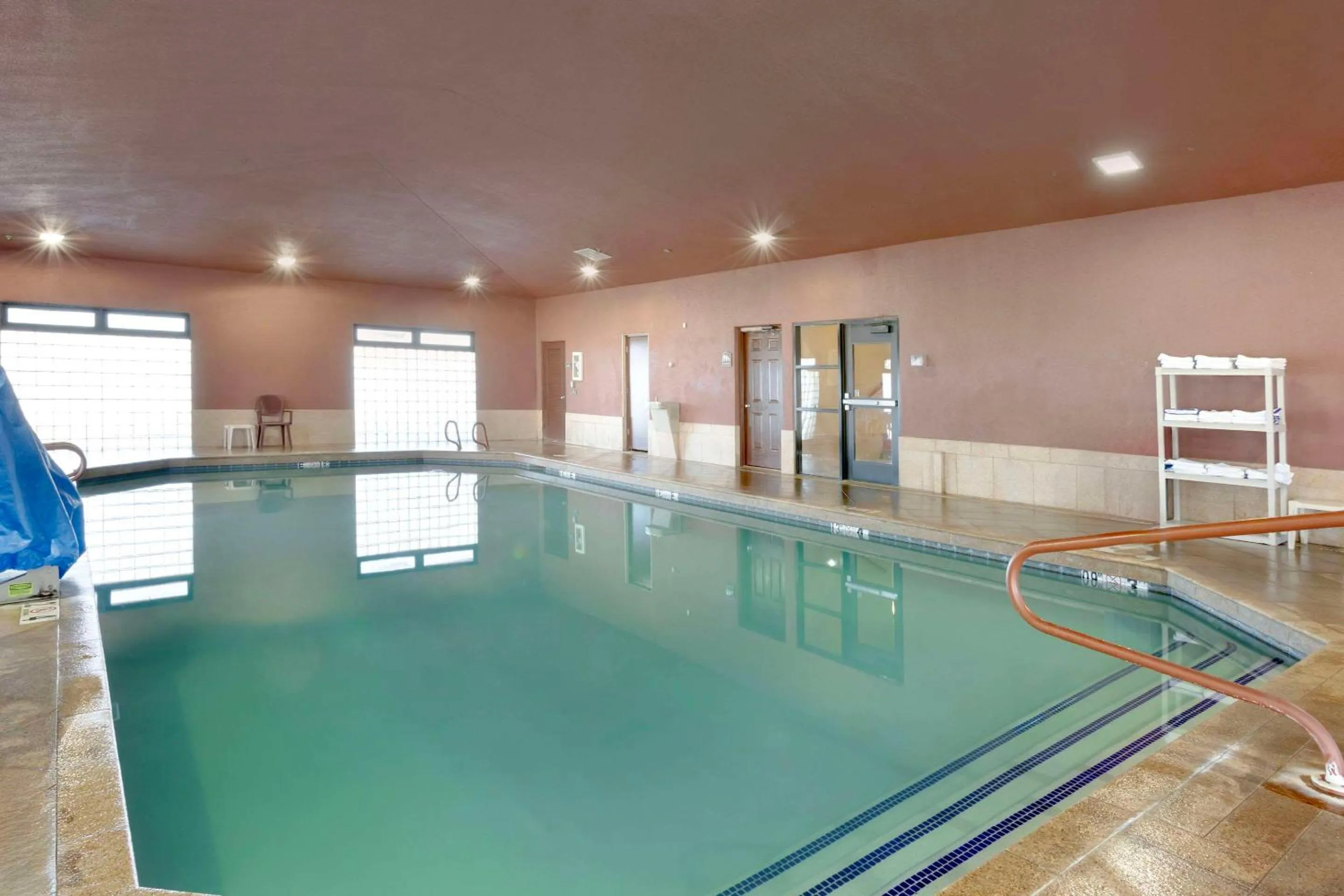 Swimming pool in Comfort Inn Near Grand Canyon