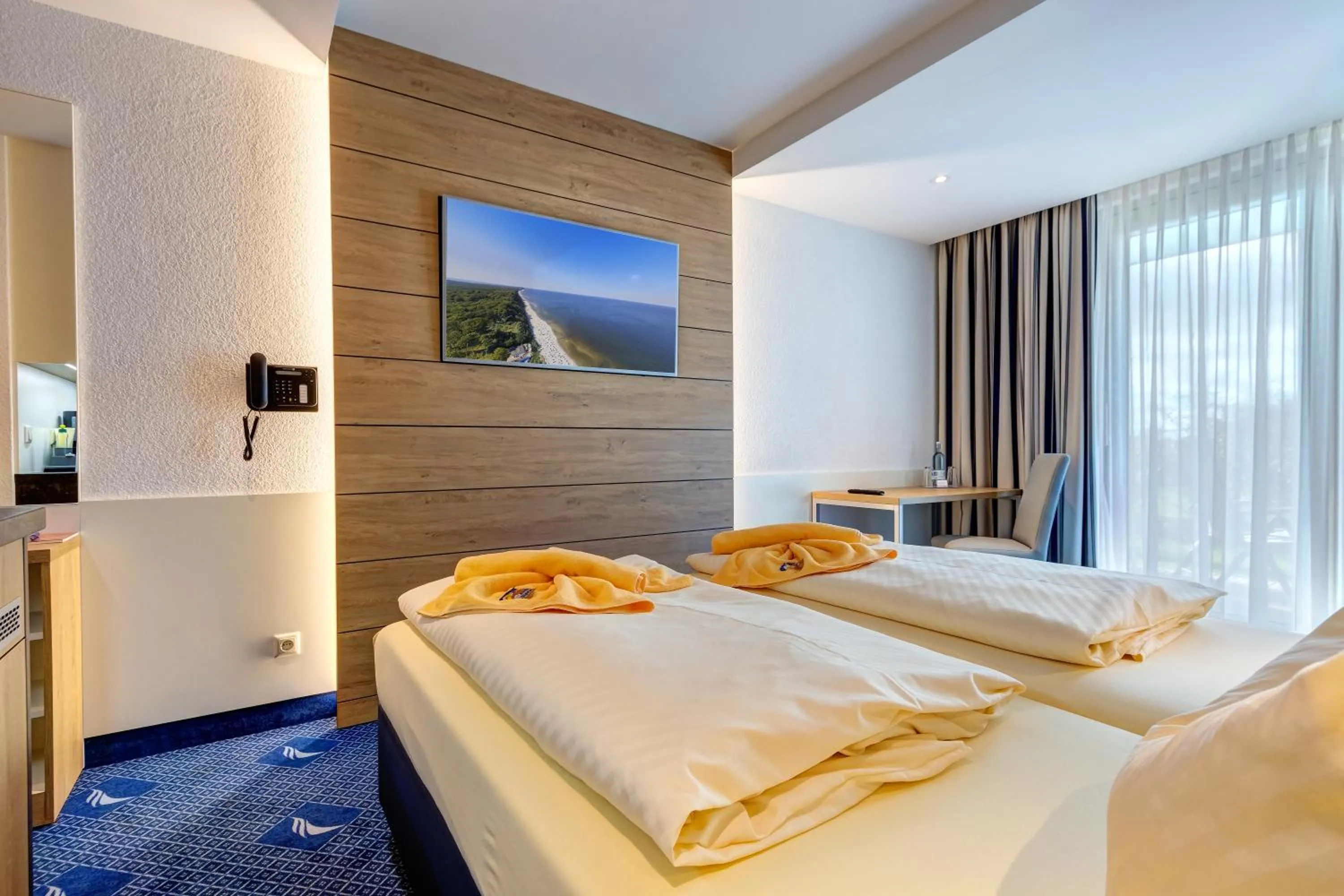 Photo of the whole room, Bed in Familien Wellness Hotel Seeklause mit großem Abenteuerspielplatz "Piraten-Insel-Usedom" Kinder immer All-Inklusive & Getränke ganztags inklusive